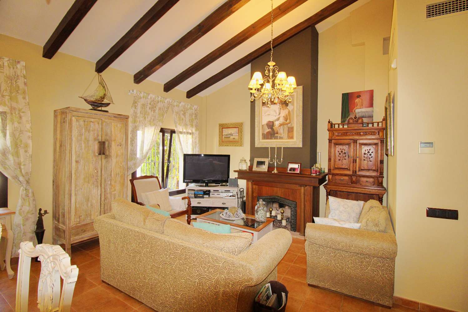 Villa Independiente con Gran Parcela y Encanto Natural en Pinos de Alhaurín