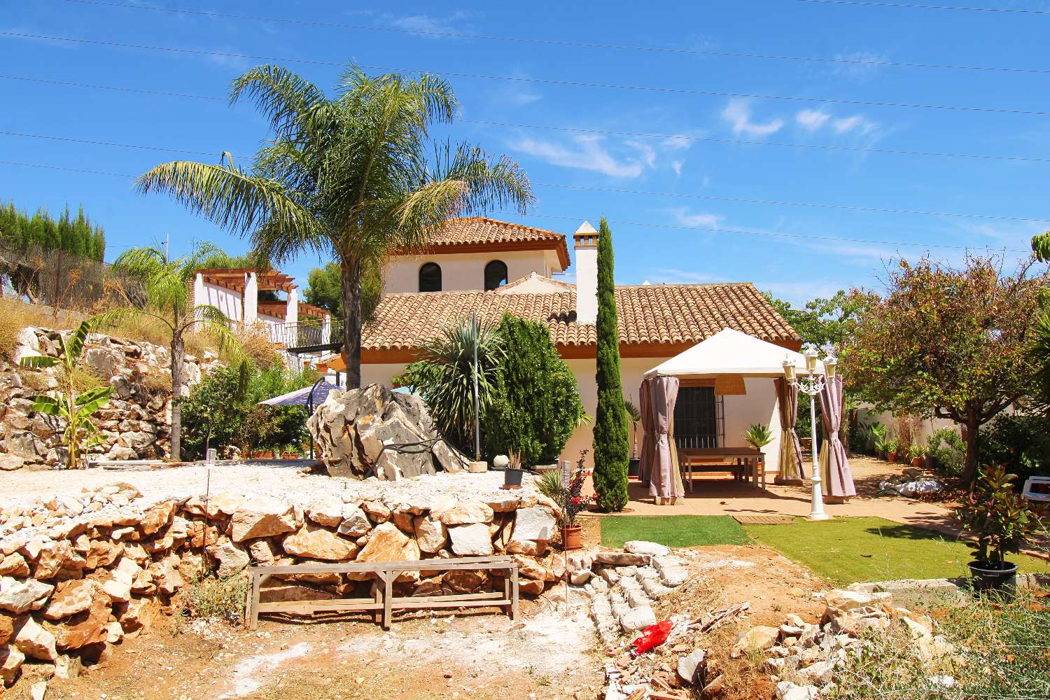 Villa Independiente con Gran Parcela y Encanto Natural en Pinos de Alhaurín