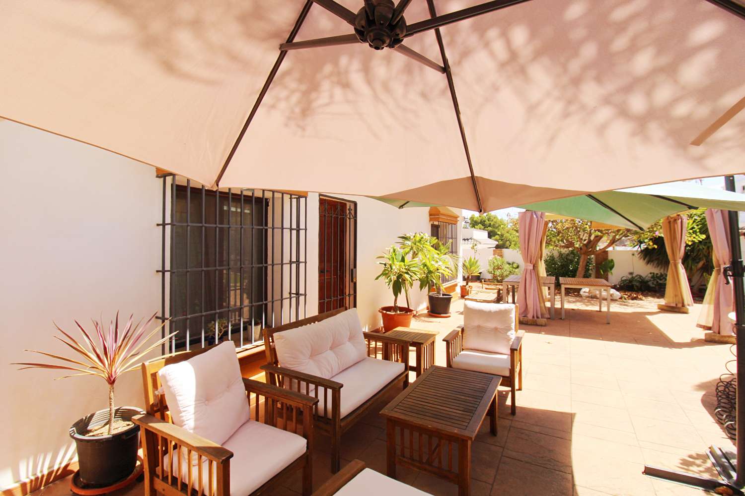 Villa Independiente con Gran Parcela y Encanto Natural en Pinos de Alhaurín