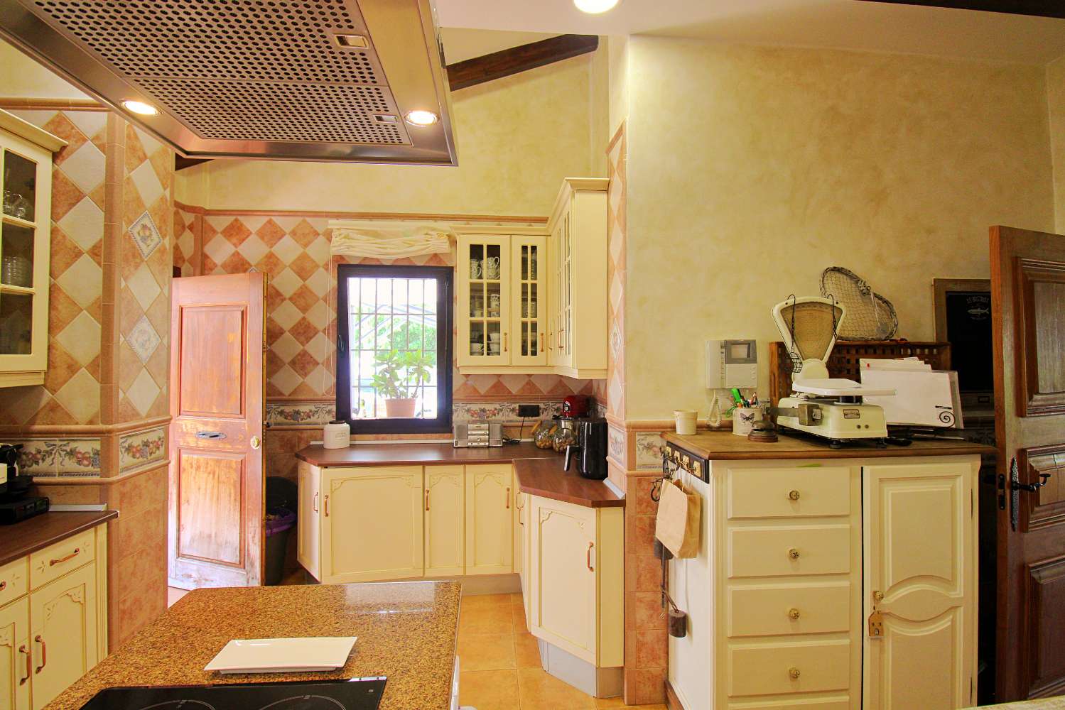 Villa Independiente con Gran Parcela y Encanto Natural en Pinos de Alhaurín