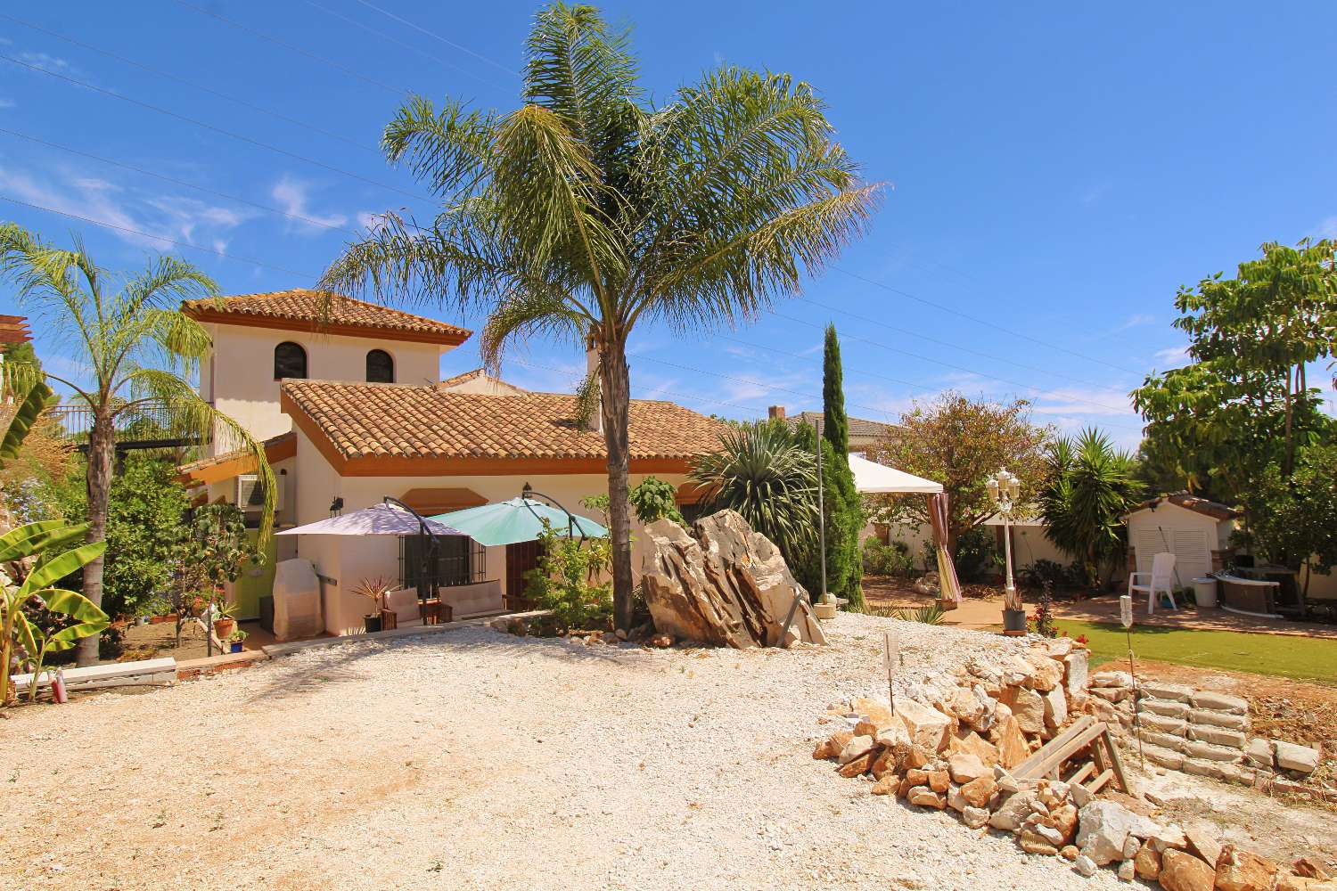 Villa Independiente con Gran Parcela y Encanto Natural en Pinos de Alhaurín