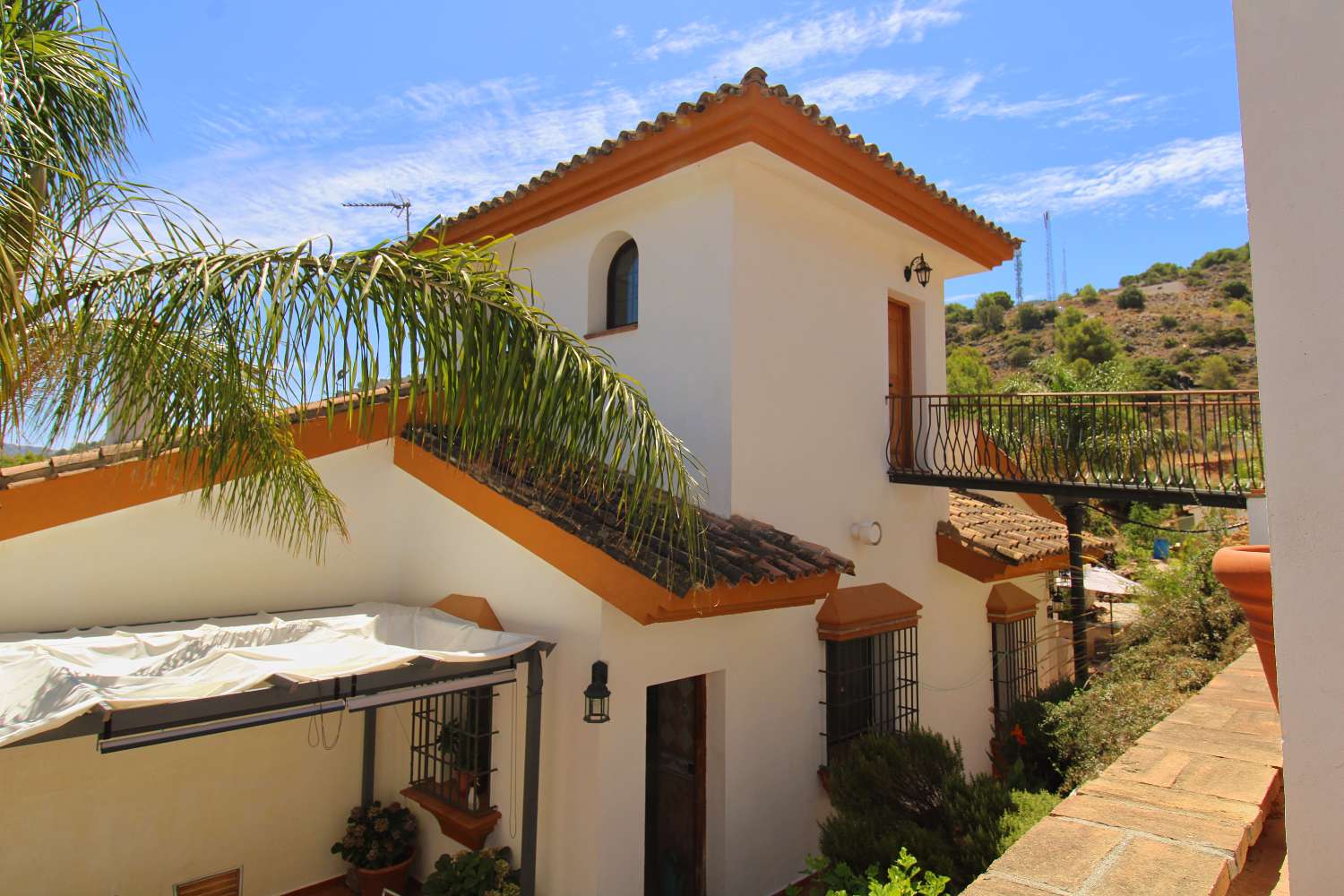 Villa Independiente con Gran Parcela y Encanto Natural en Pinos de Alhaurín
