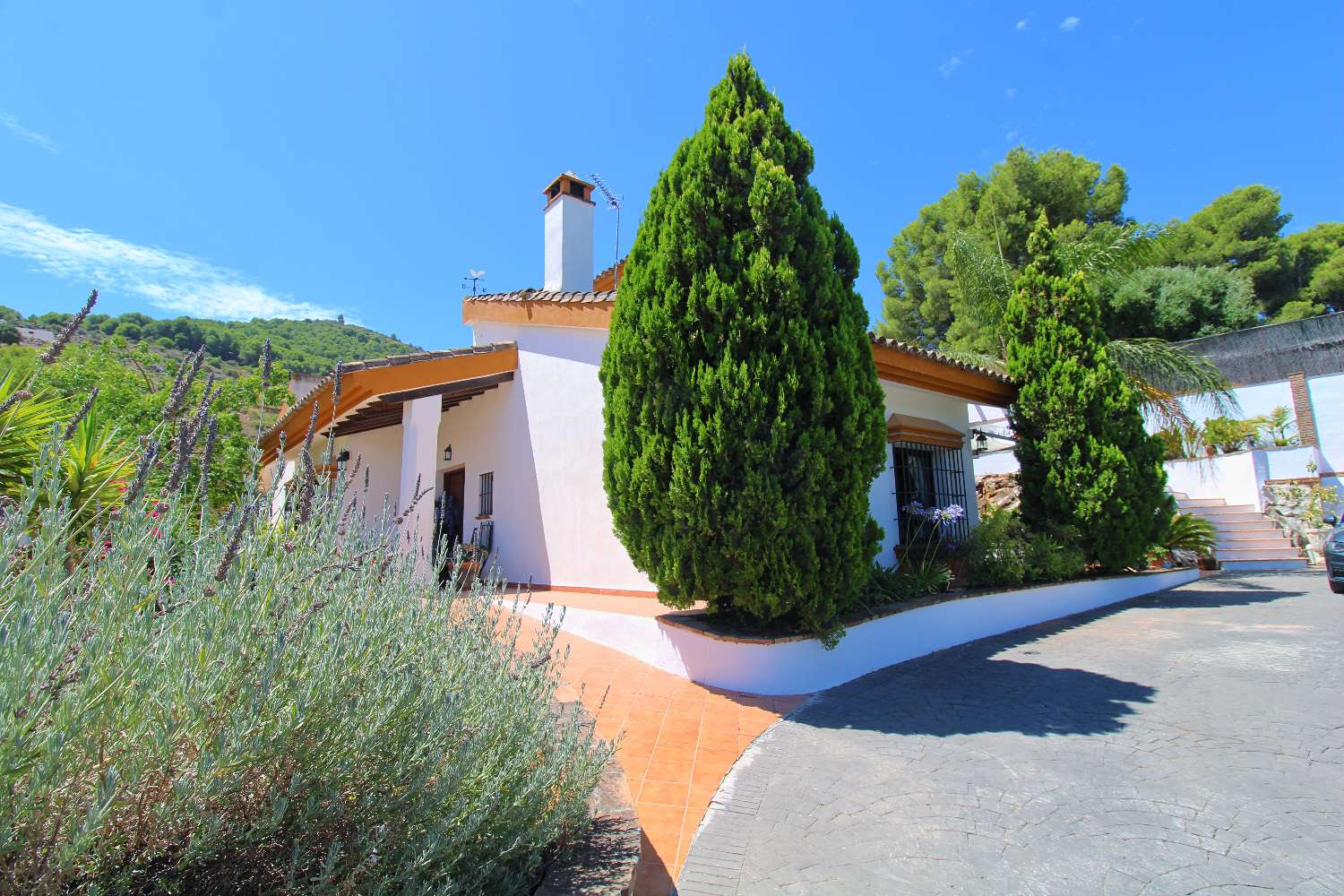 Villa Independiente con Gran Parcela y Encanto Natural en Pinos de Alhaurín