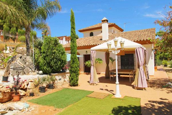 Villa Independiente con Gran Parcela y Encanto Natural e...