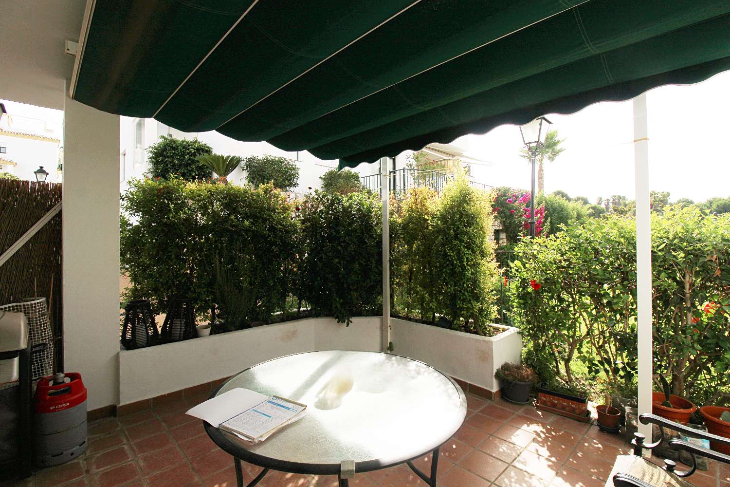 Apartamento en planta baja con terraza acristalada y piscina en Alhaurín Golf