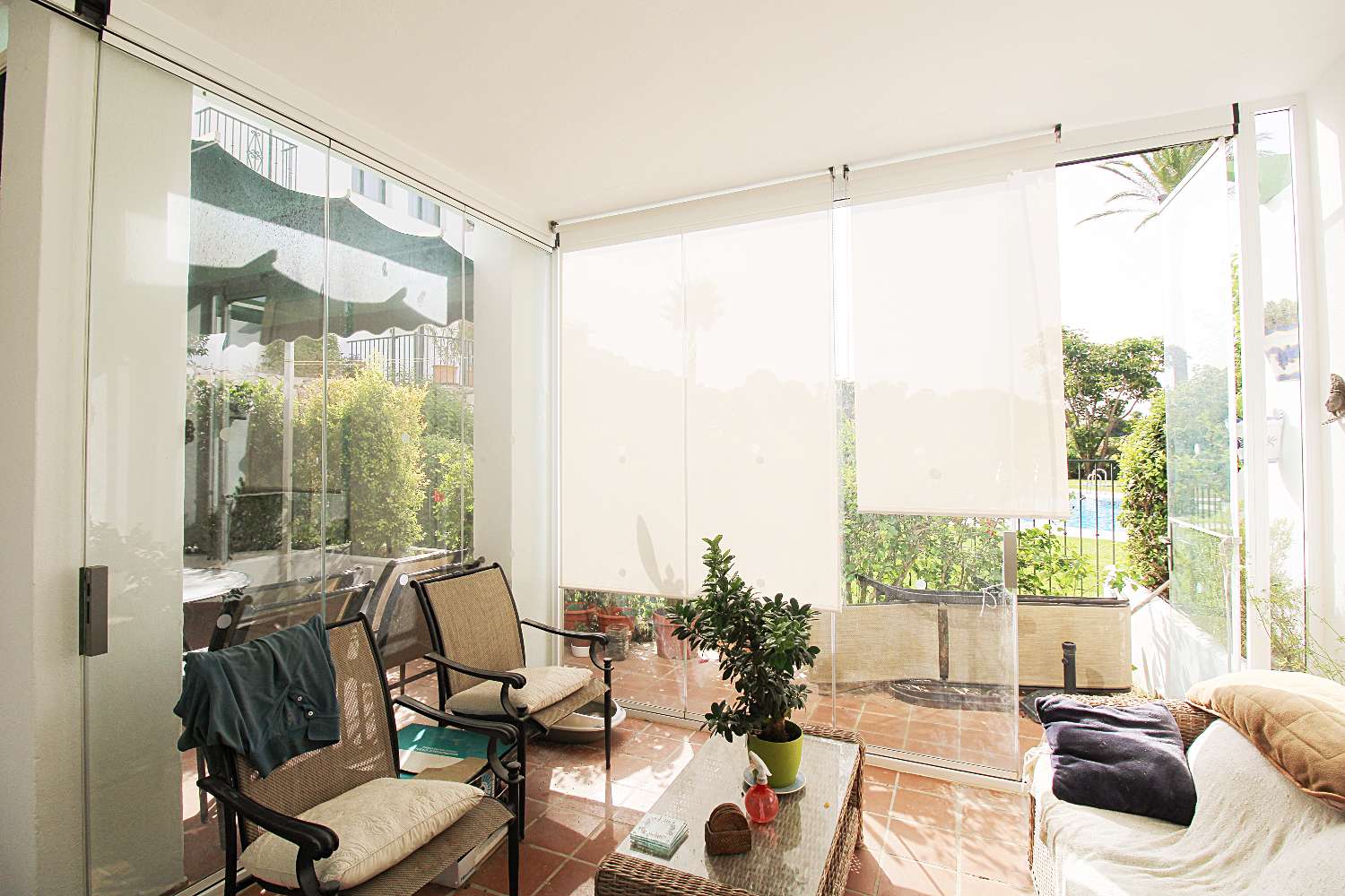 Apartamento en planta baja con terraza acristalada y piscina en Alhaurín Golf