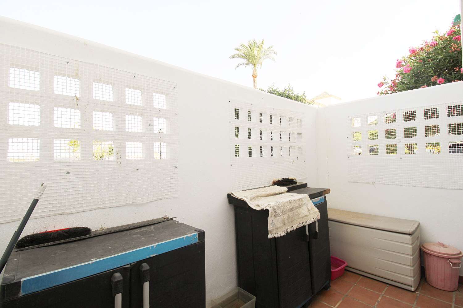 Apartamento en planta baja con terraza acristalada y piscina en Alhaurín Golf