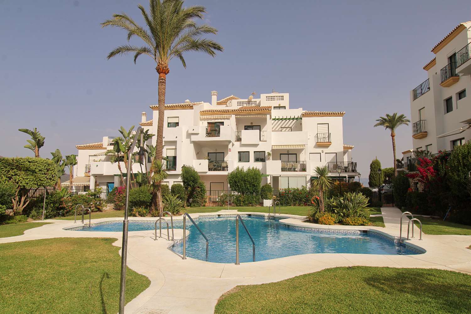 Apartamento en planta baja con terraza acristalada y piscina en Alhaurín Golf