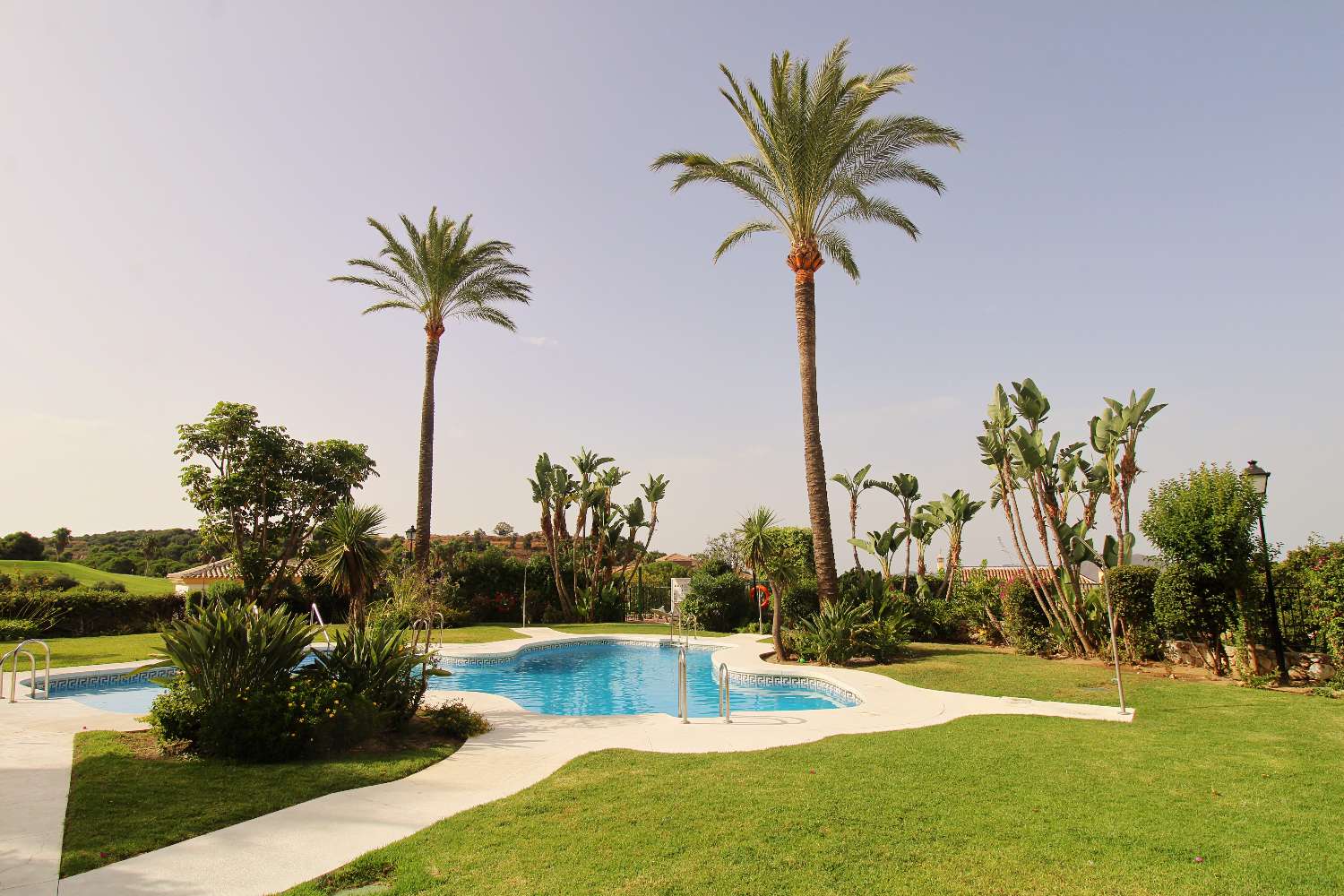Apartamento en planta baja con terraza acristalada y piscina en Alhaurín Golf