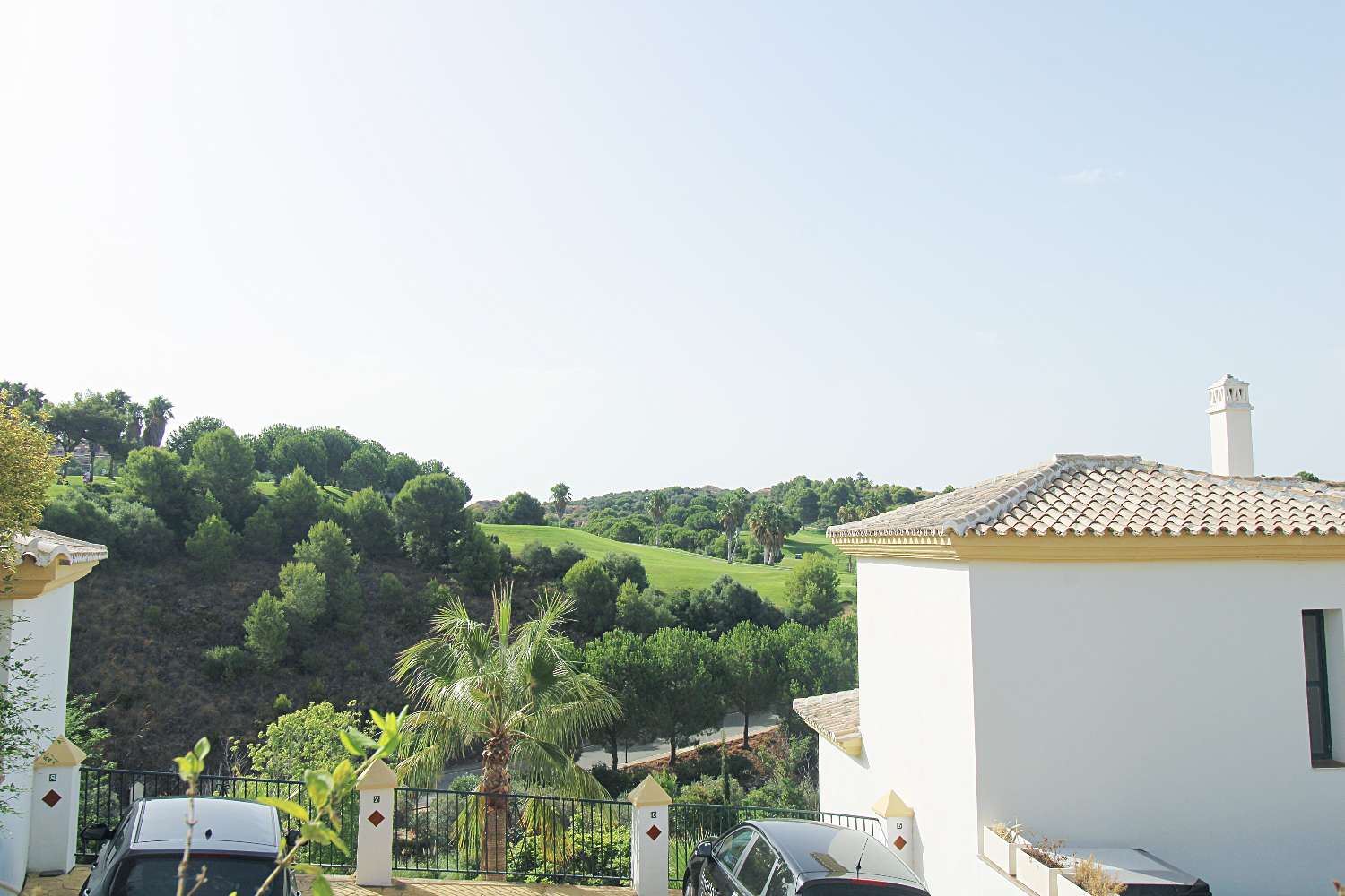 Apartamento en planta baja con terraza acristalada y piscina en Alhaurín Golf
