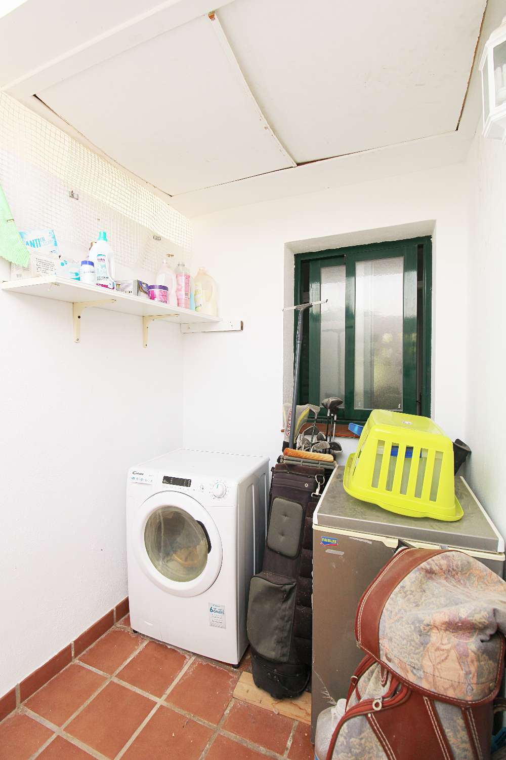 Apartamento en planta baja con terraza acristalada y piscina en Alhaurín Golf