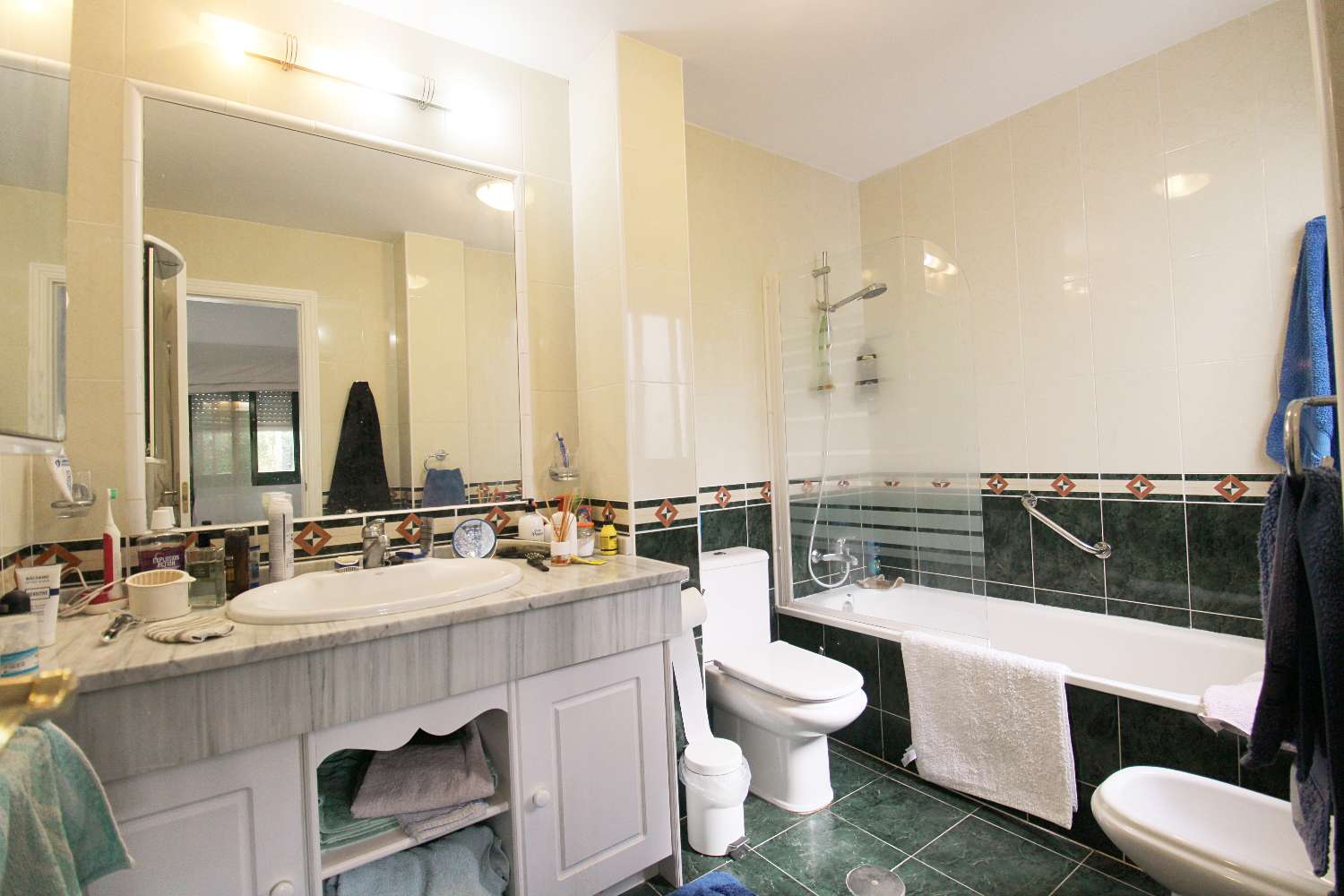 Apartamento en planta baja con terraza acristalada y piscina en Alhaurín Golf