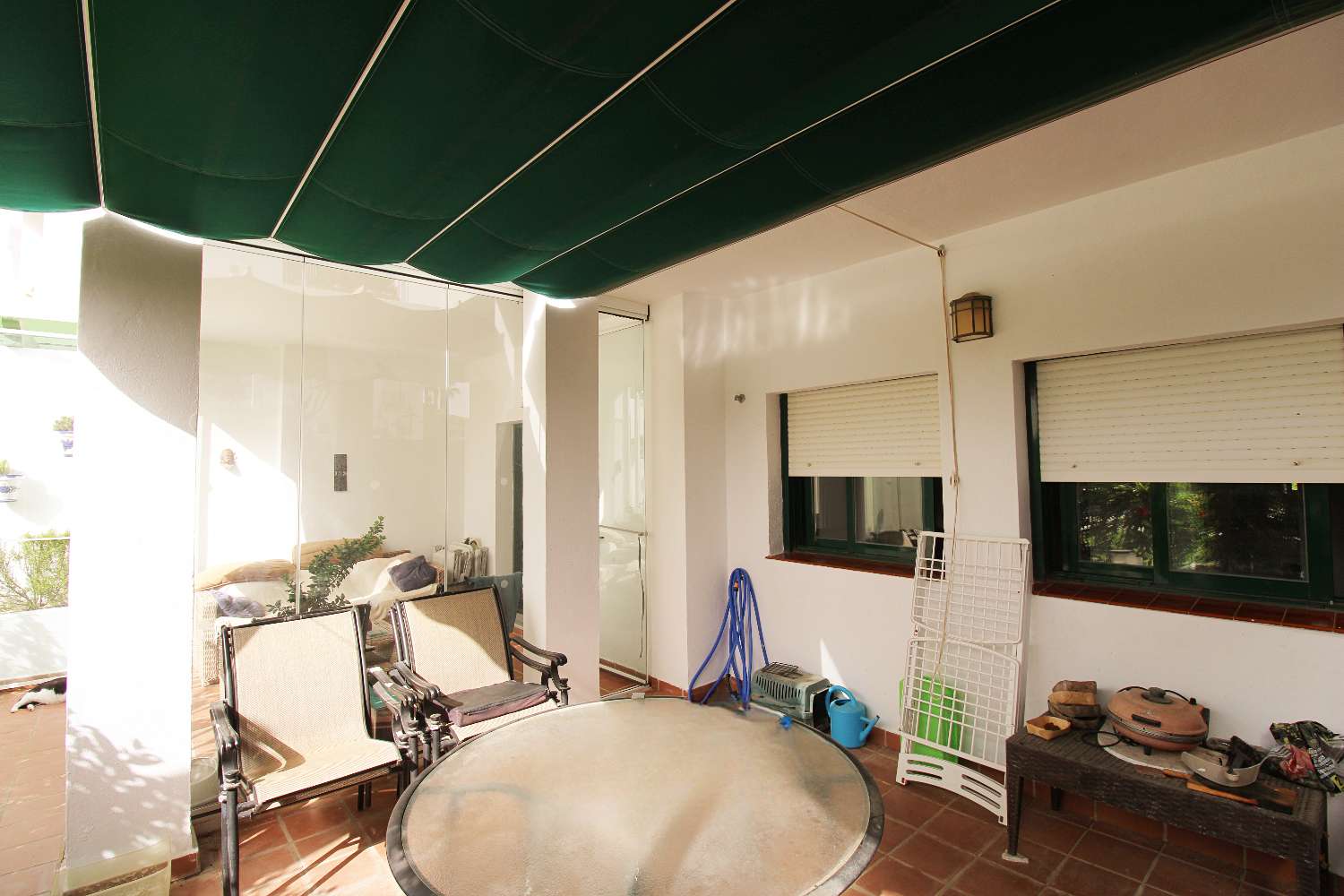 Apartamento en planta baja con terraza acristalada y piscina en Alhaurín Golf