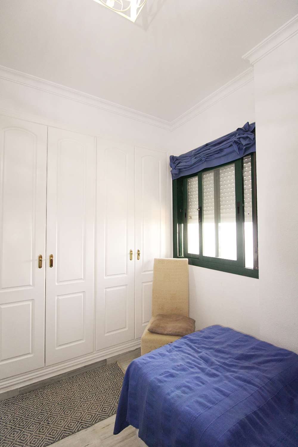 Apartamento en planta baja con terraza acristalada y piscina en Alhaurín Golf