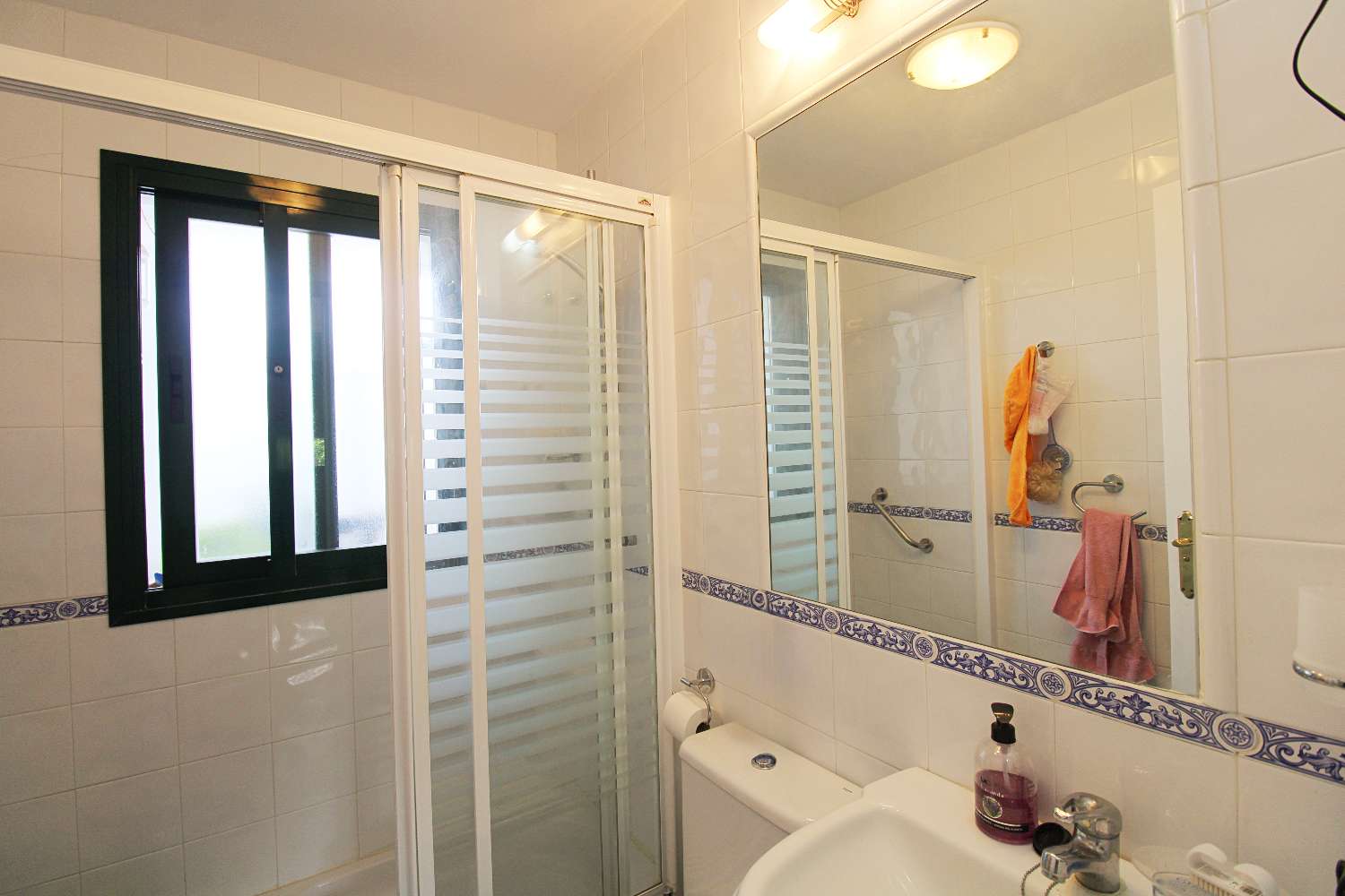 Apartamento en planta baja con terraza acristalada y piscina en Alhaurín Golf