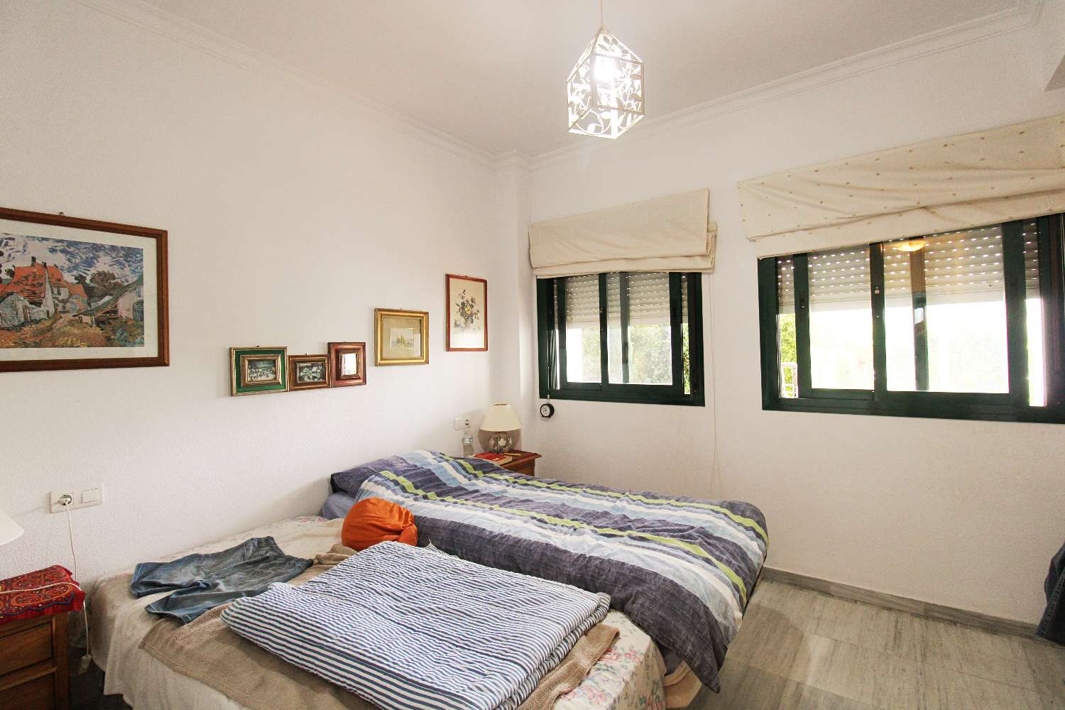 Apartamento en planta baja con terraza acristalada y piscina en Alhaurín Golf