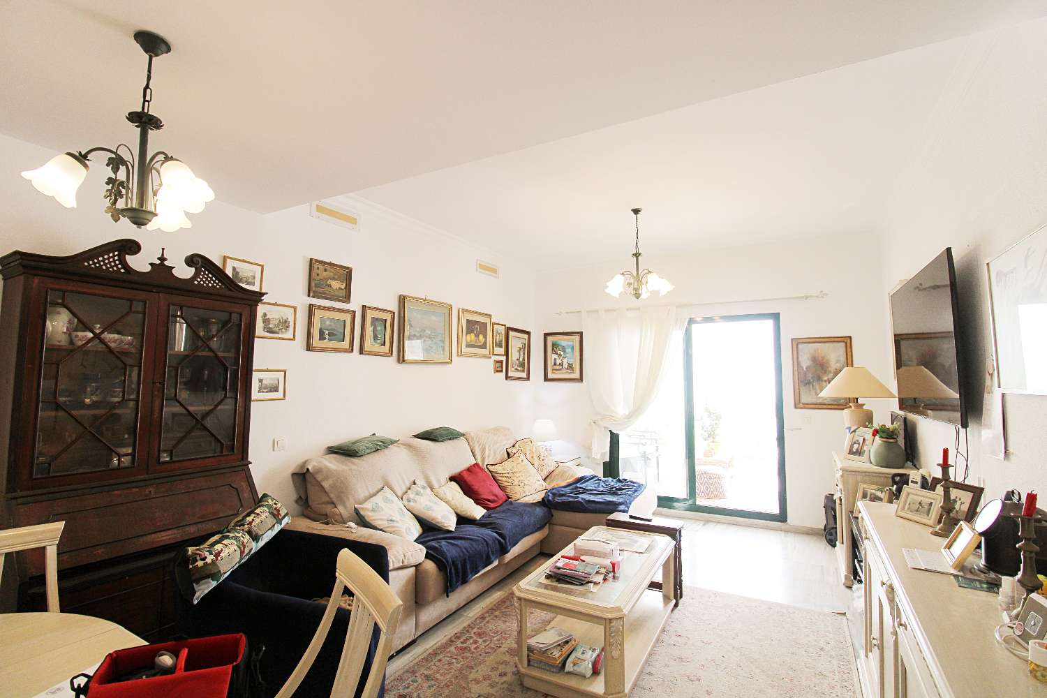 Apartamento en planta baja con terraza acristalada y piscina en Alhaurín Golf