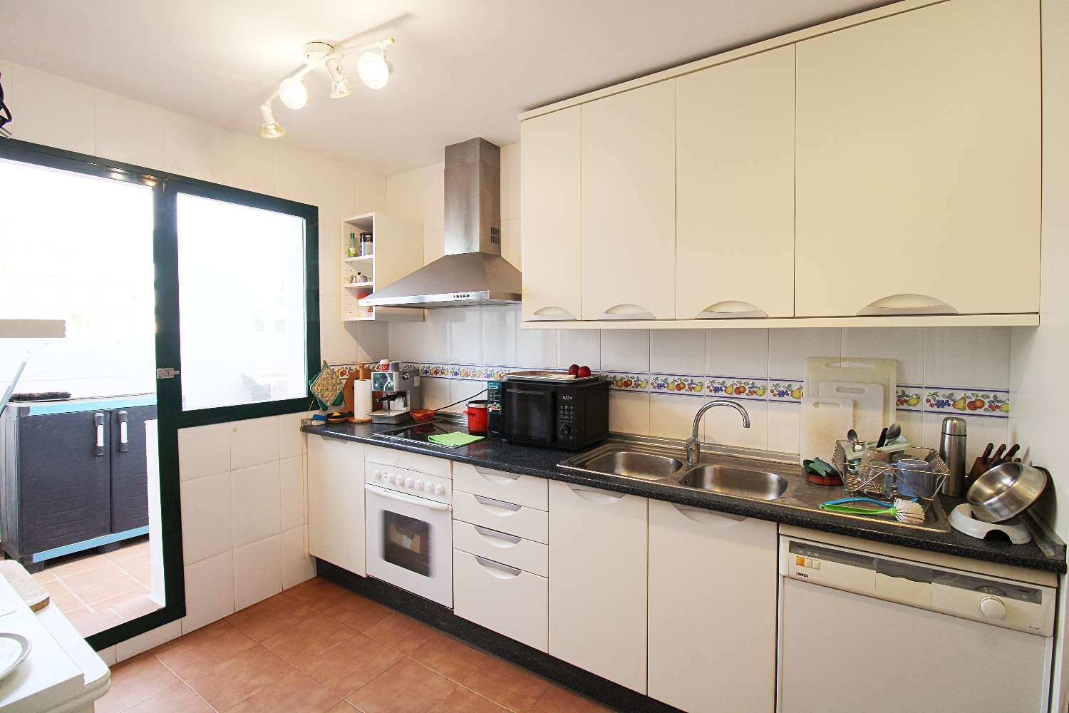 Apartamento en planta baja con terraza acristalada y piscina en Alhaurín Golf
