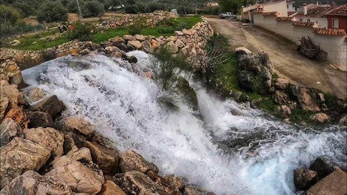 Rural house with tourist license, swimming pool and large plot in Periana