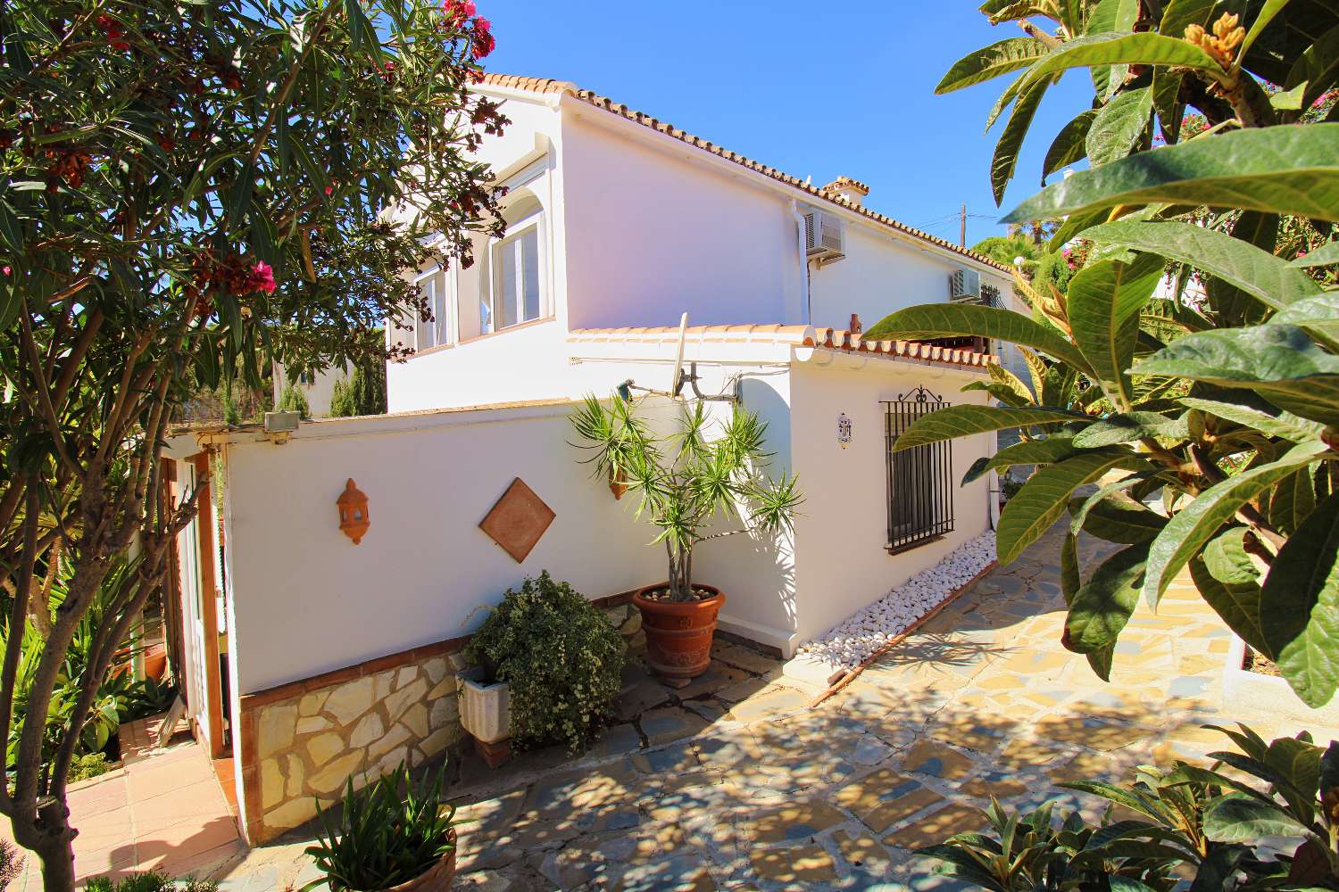 Charming villa-bungalow with sea views and guest apartment in Mijas Costa