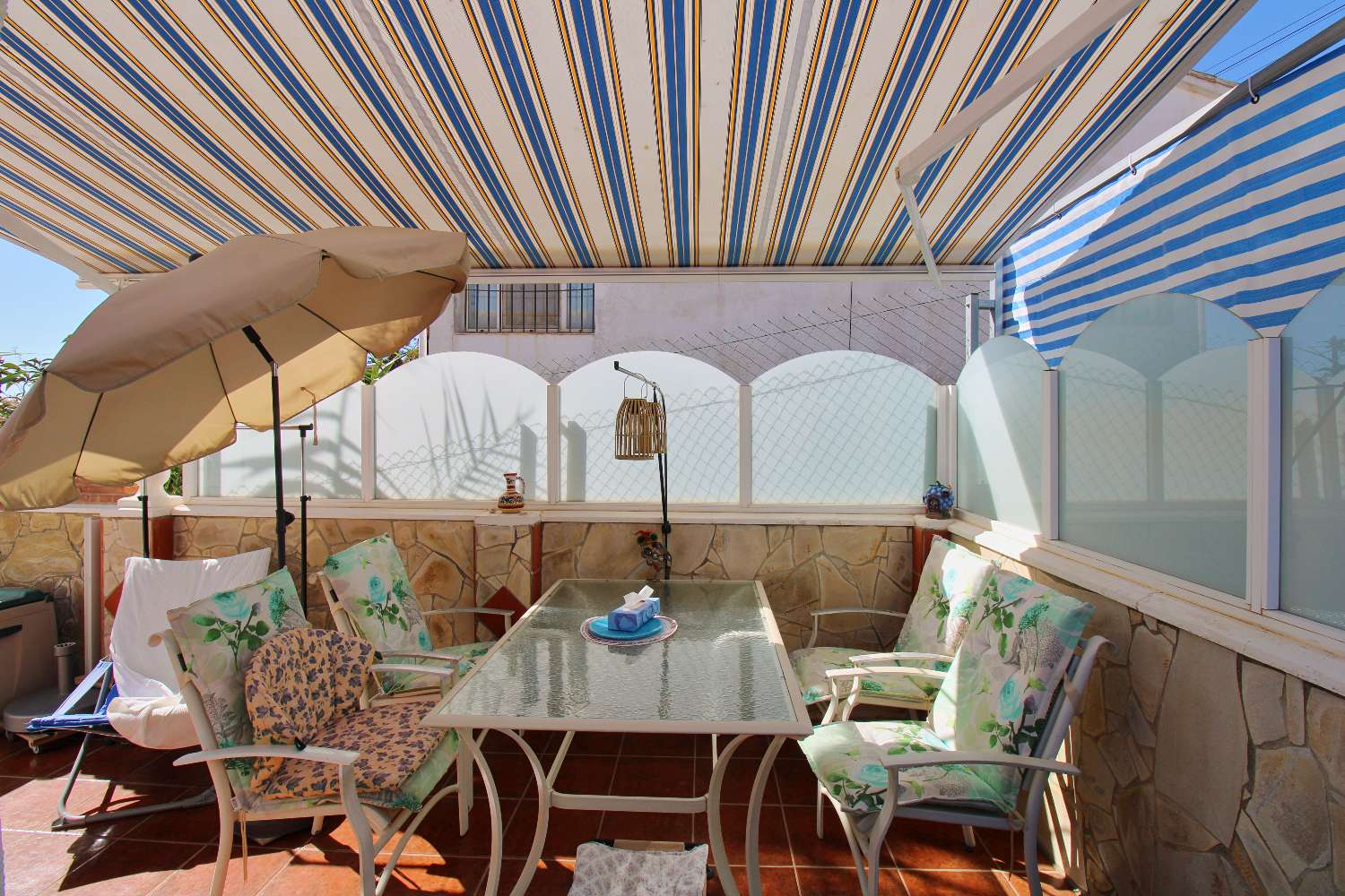 Charming villa-bungalow with sea views and guest apartment in Mijas Costa