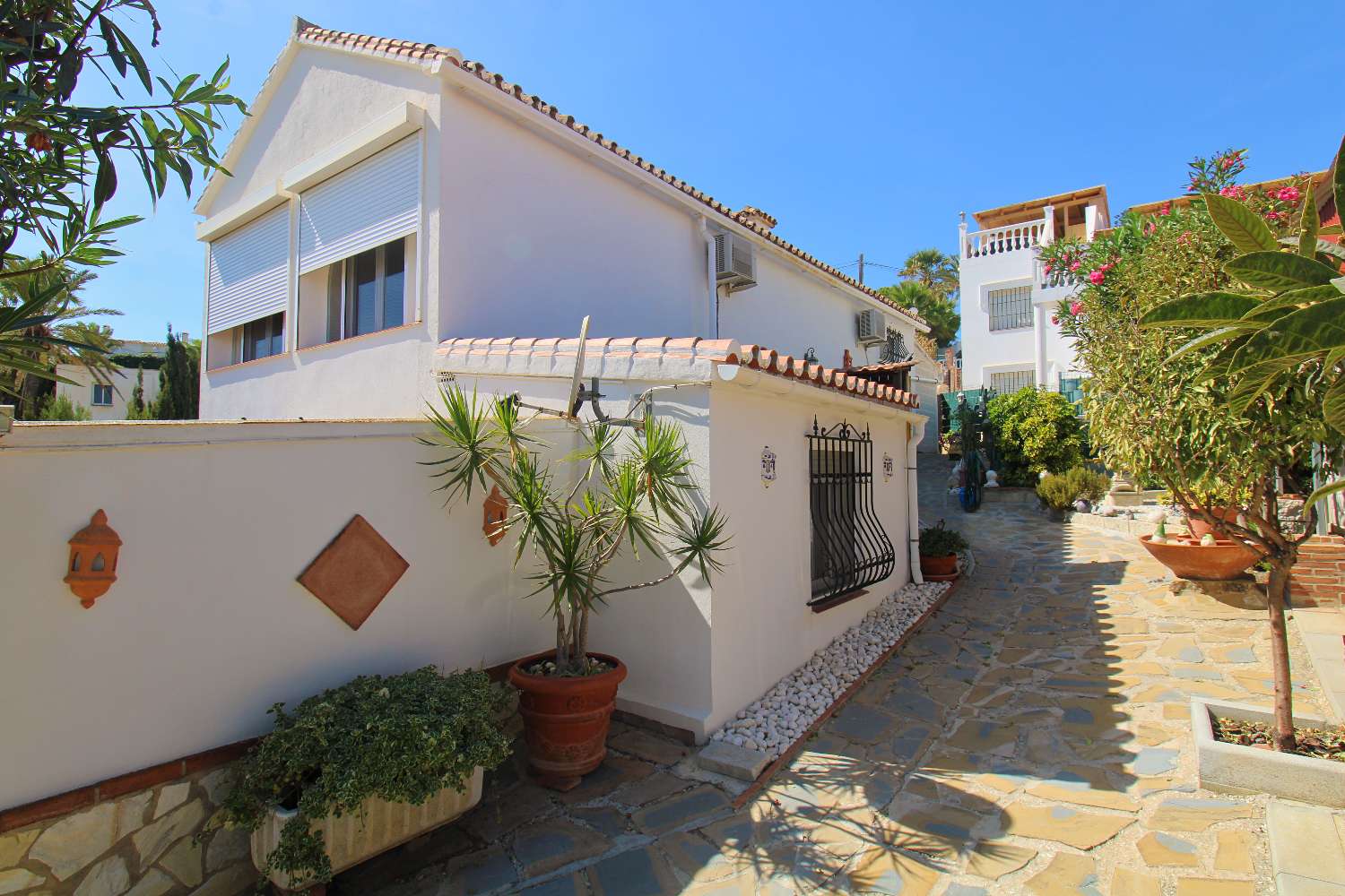 Charming villa-bungalow with sea views and guest apartment in Mijas Costa