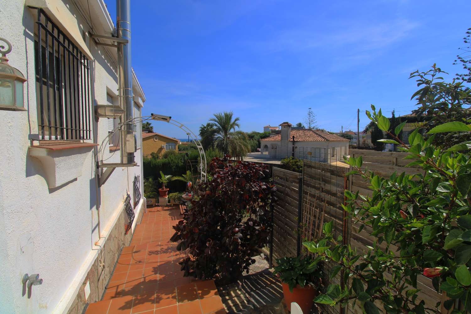 Charming villa-bungalow with sea views and guest apartment in Mijas Costa