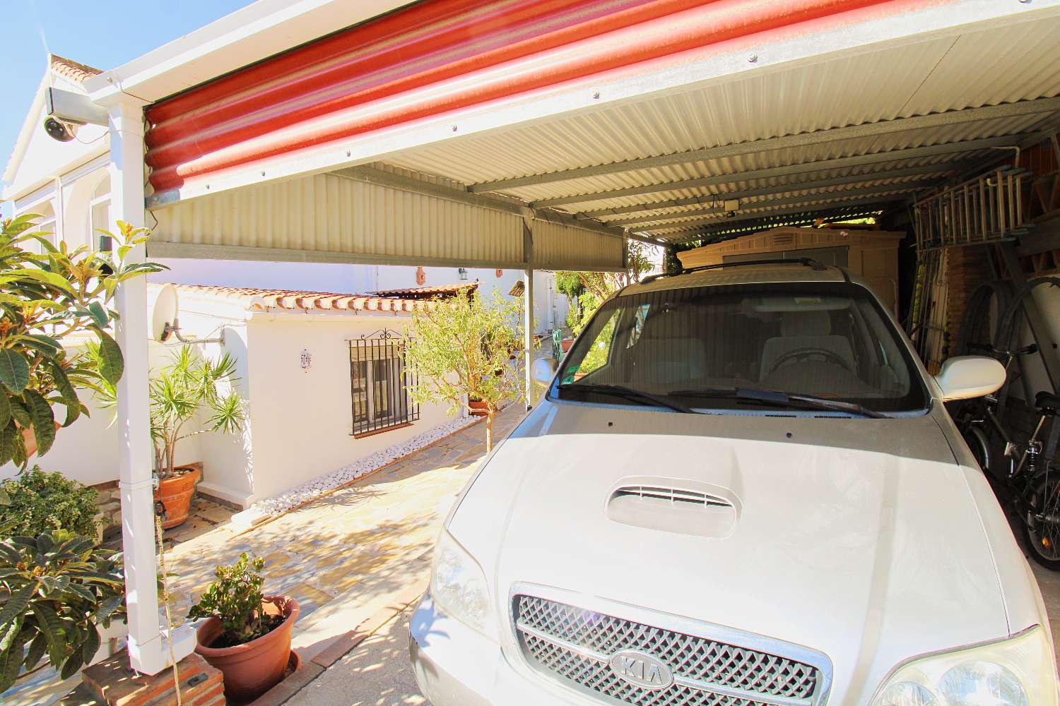 Charming villa-bungalow with sea views and guest apartment in Mijas Costa