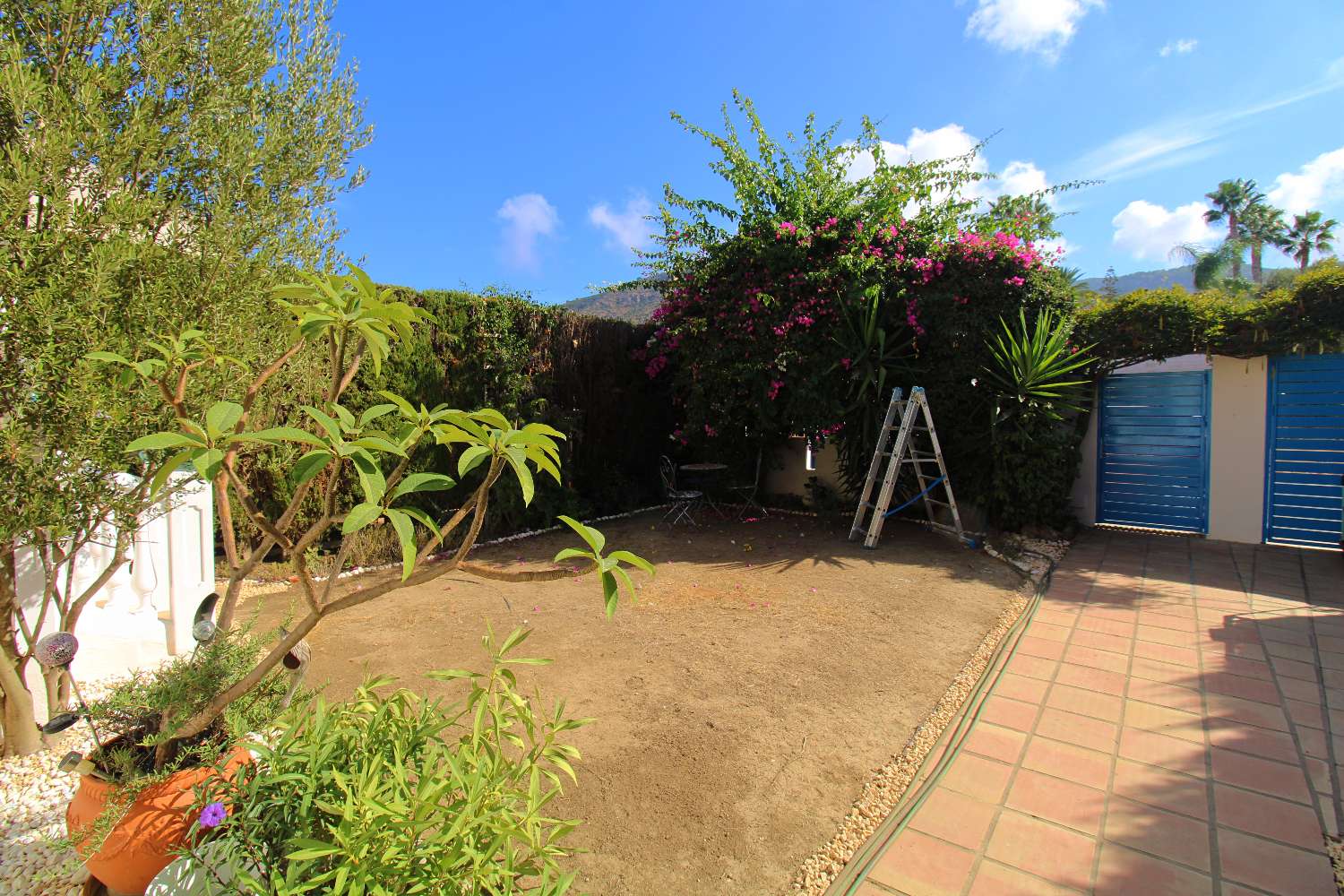 Charming semi-detached house with basement and garden in La Capellanía