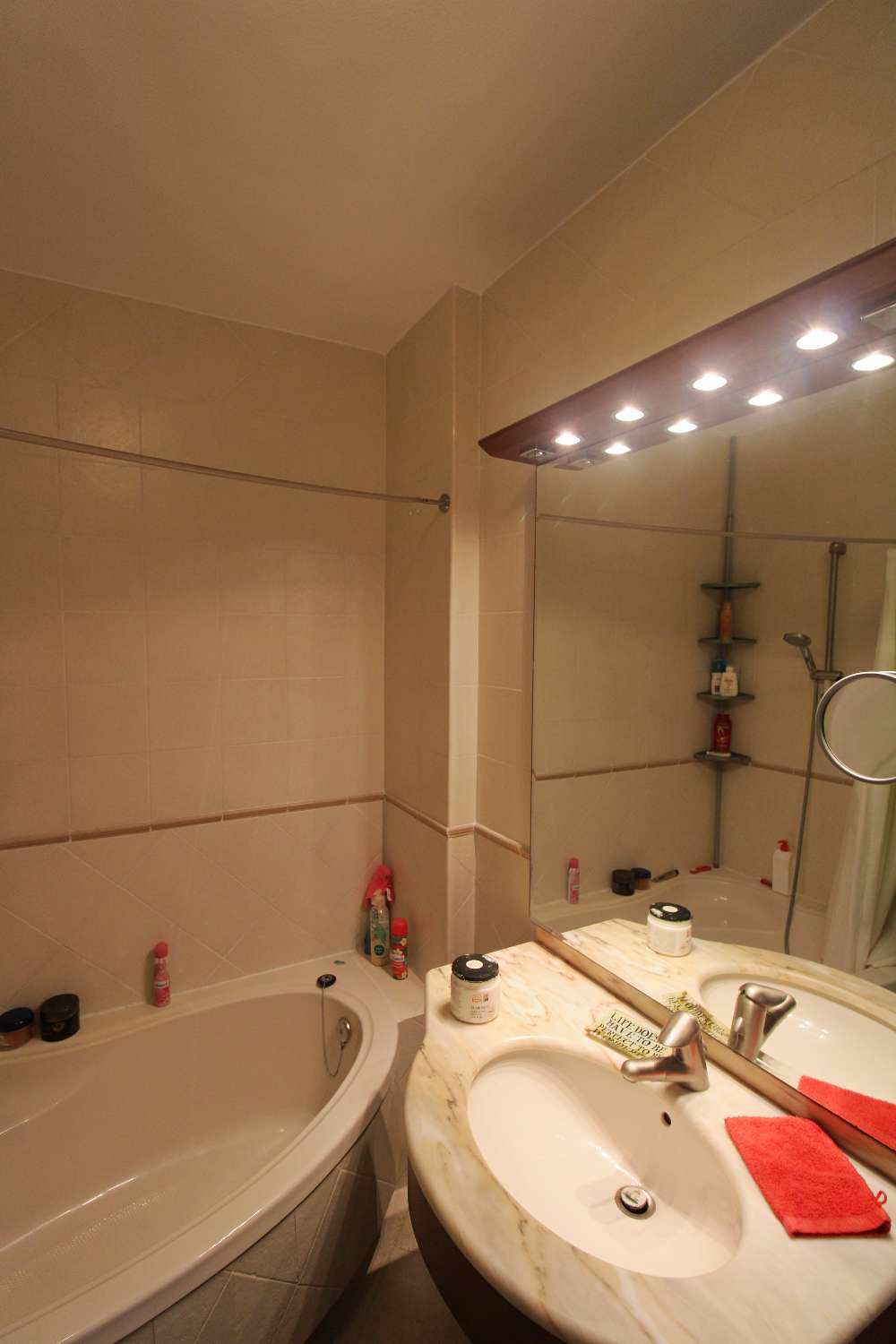 Charming semi-detached house with basement and garden in La Capellanía