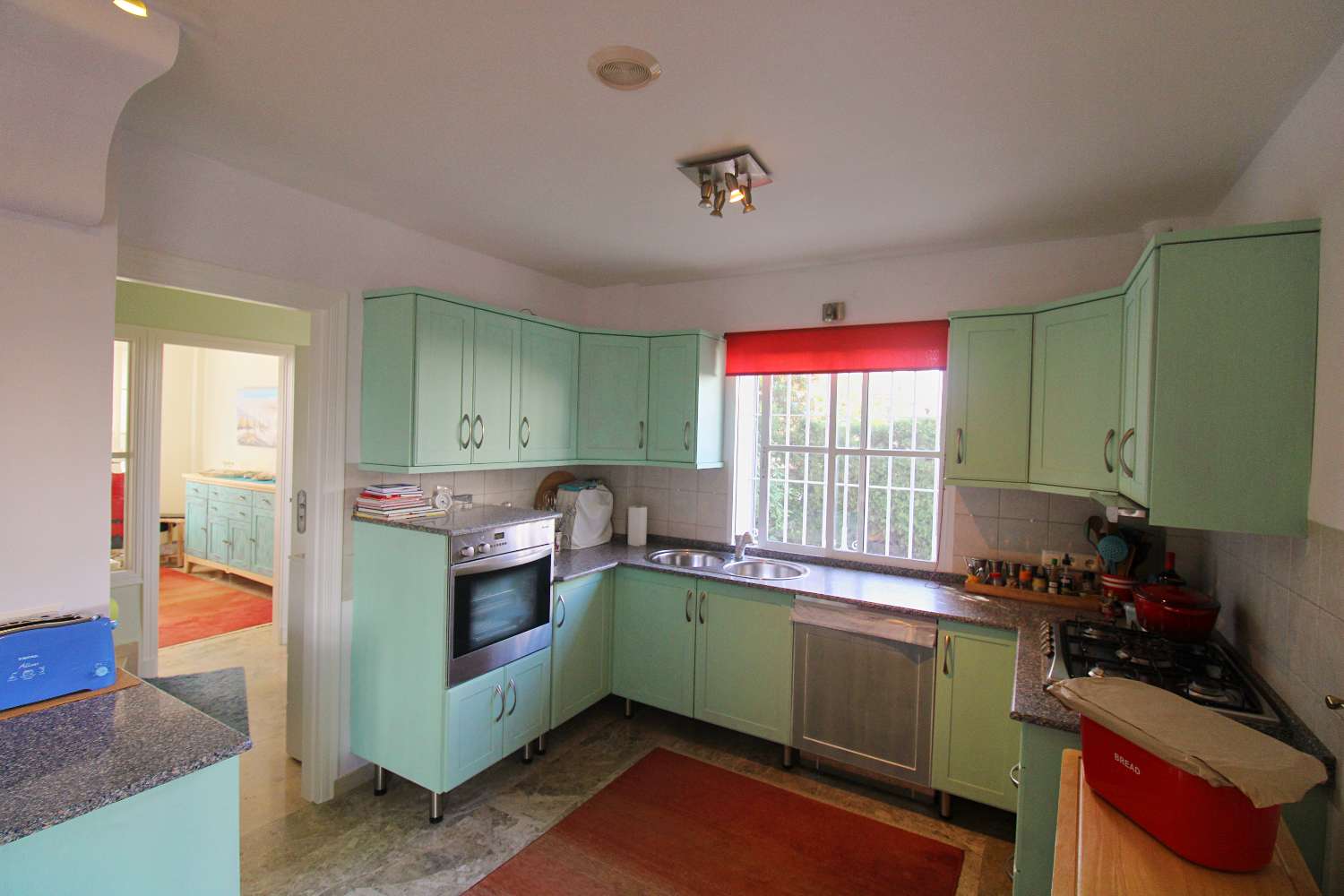 Charming semi-detached house with basement and garden in La Capellanía