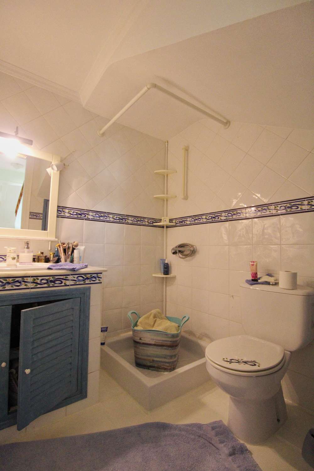 Charming semi-detached house with basement and garden in La Capellanía