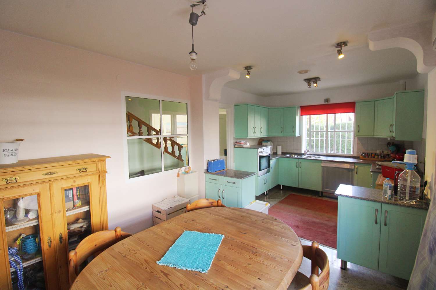 Charming semi-detached house with basement and garden in La Capellanía