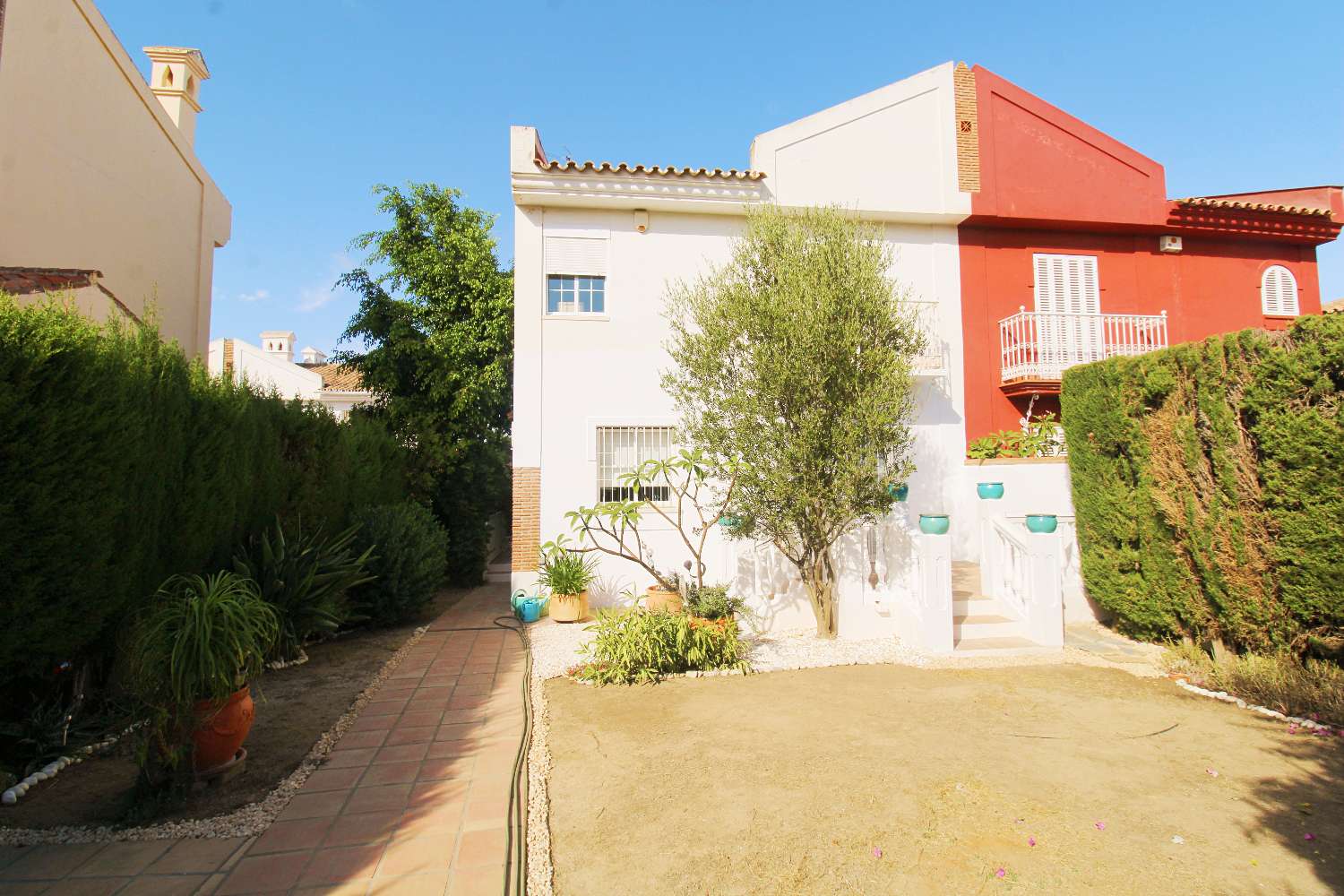 Charming semi-detached house with basement and garden in La Capellanía