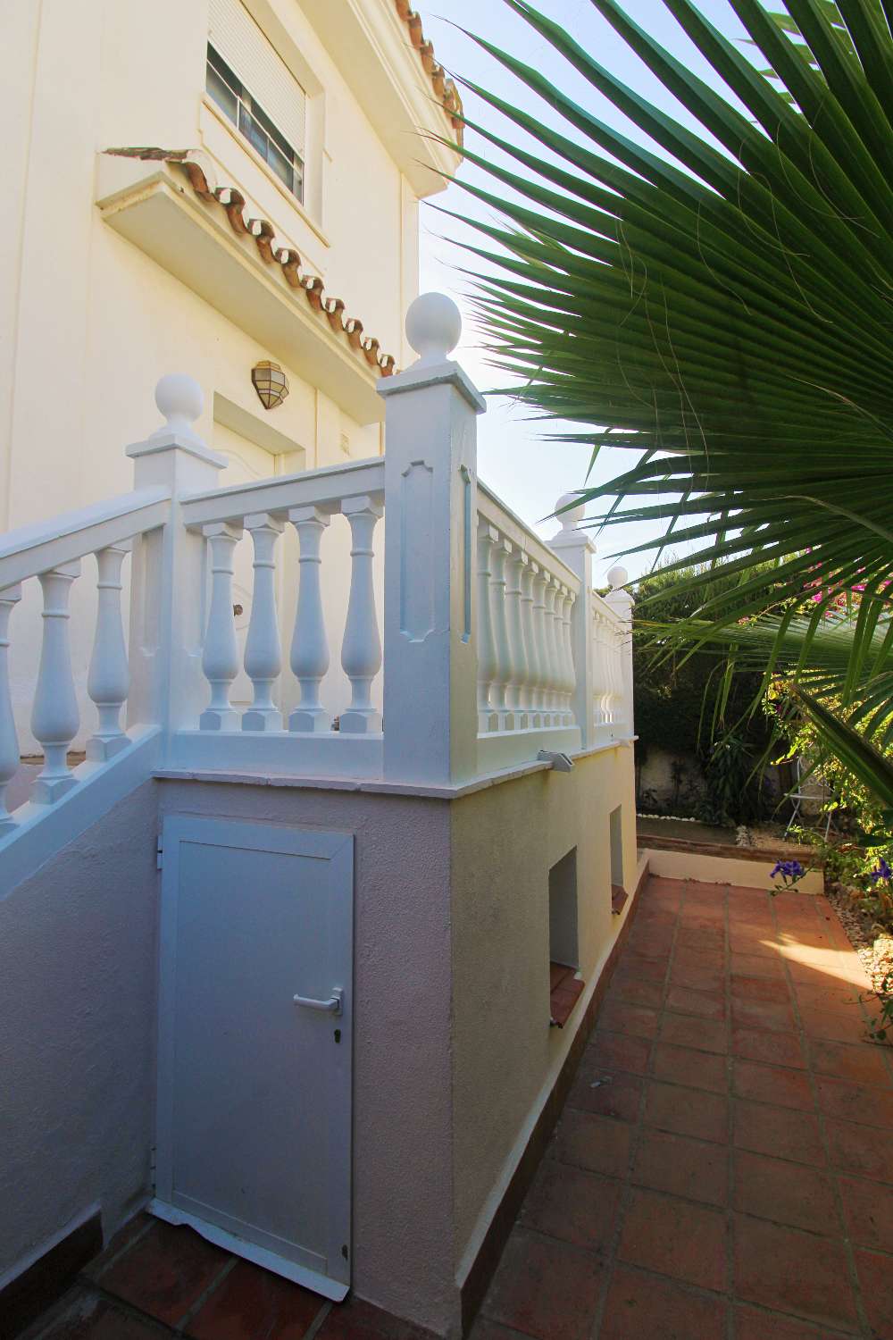 Charming semi-detached house with basement and garden in La Capellanía