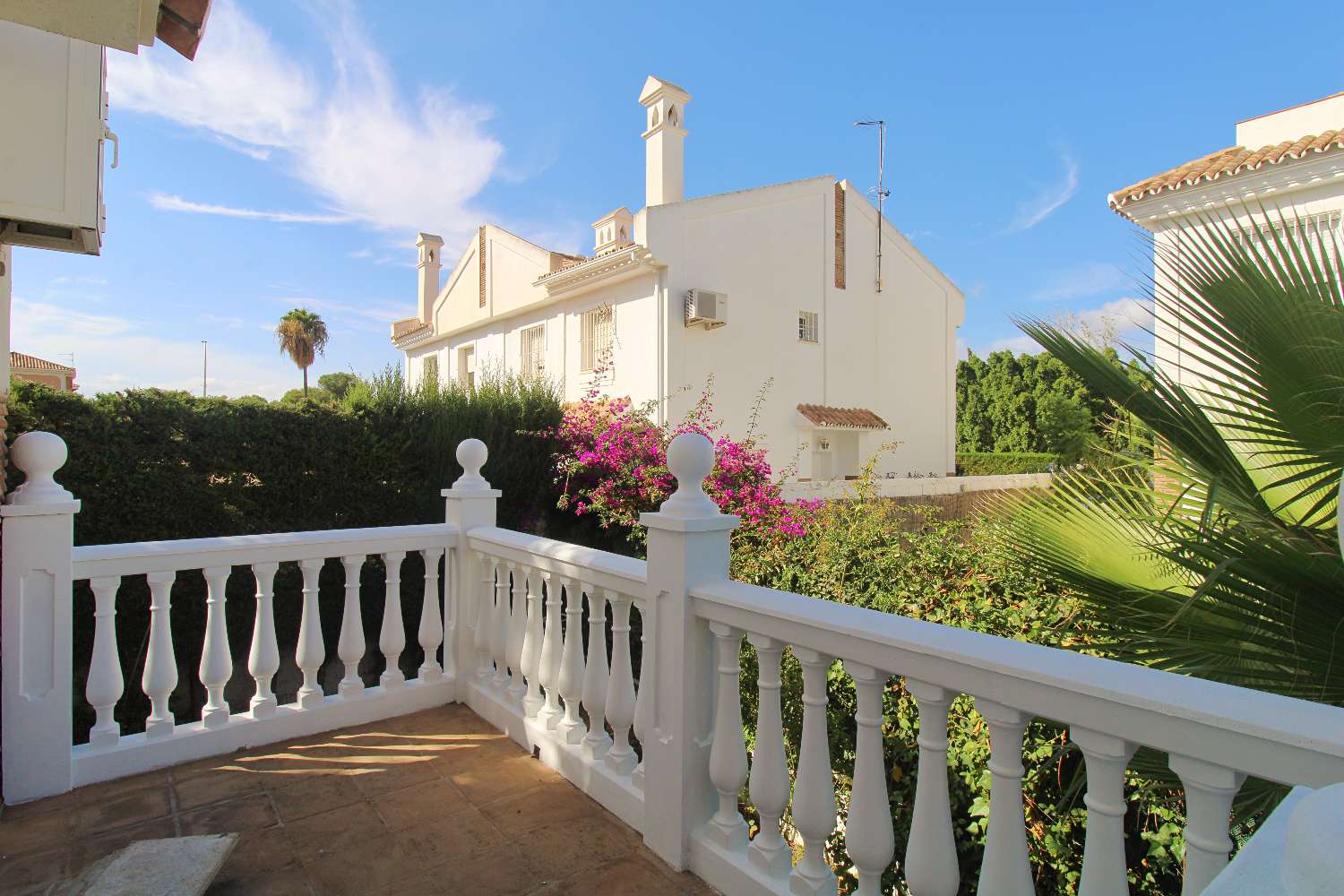 Charming semi-detached house with basement and garden in La Capellanía