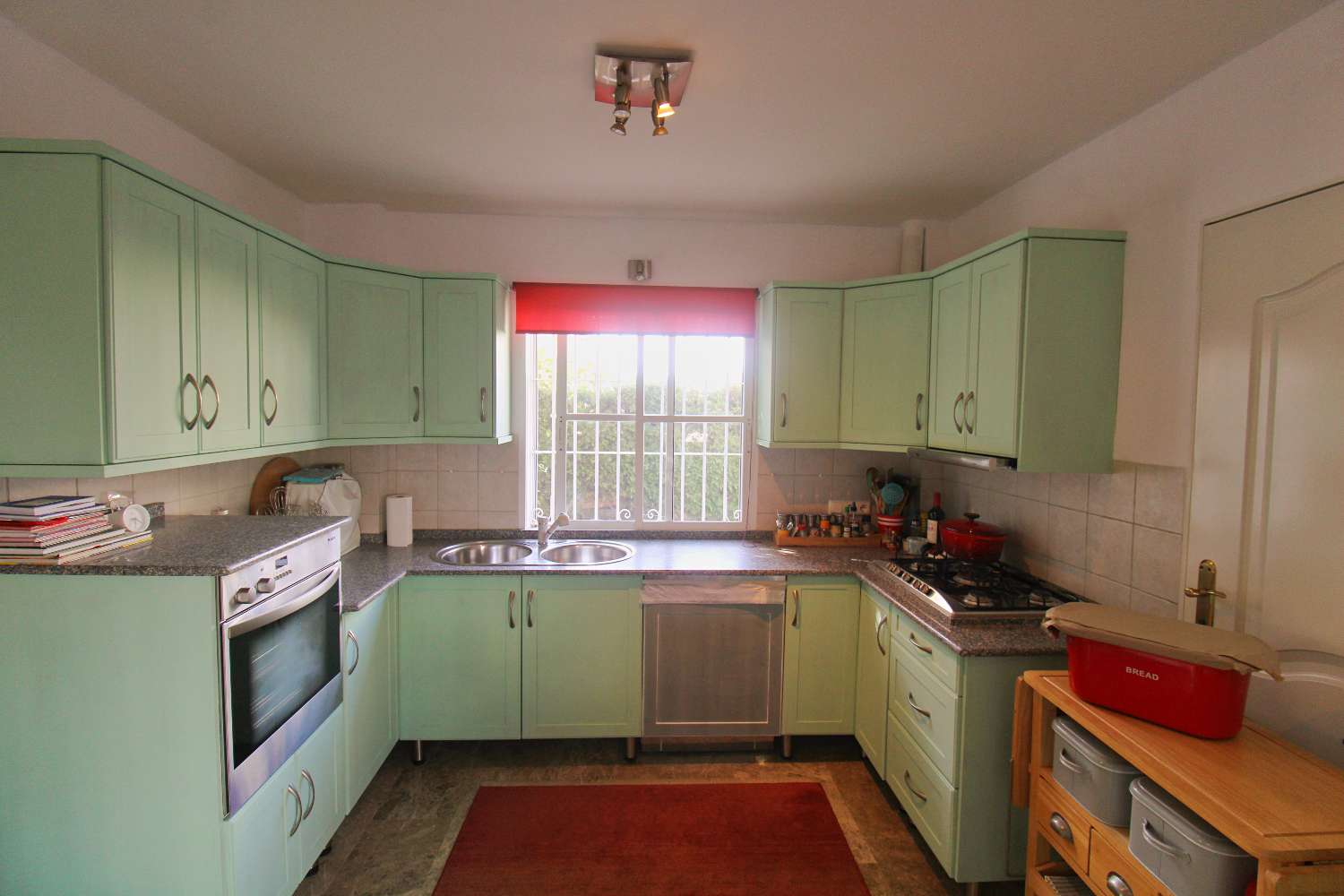 Charming semi-detached house with basement and garden in La Capellanía