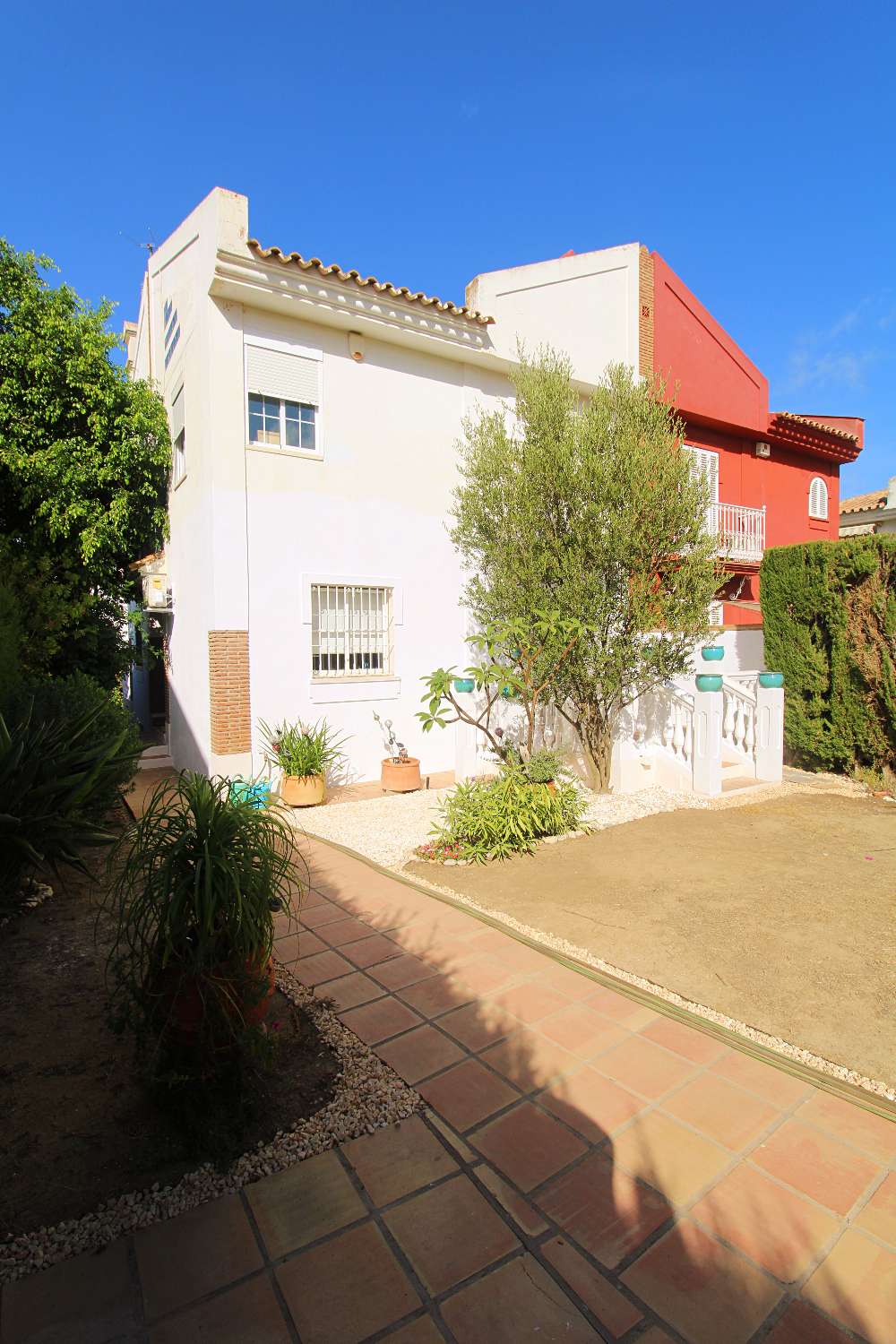 Charming semi-detached house with basement and garden in La Capellanía