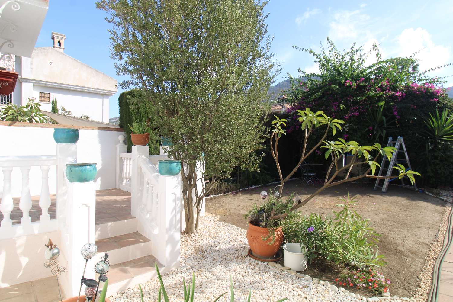 Charming semi-detached house with basement and garden in La Capellanía