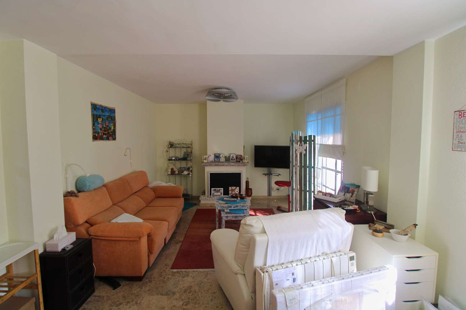 Charming semi-detached house with basement and garden in La Capellanía