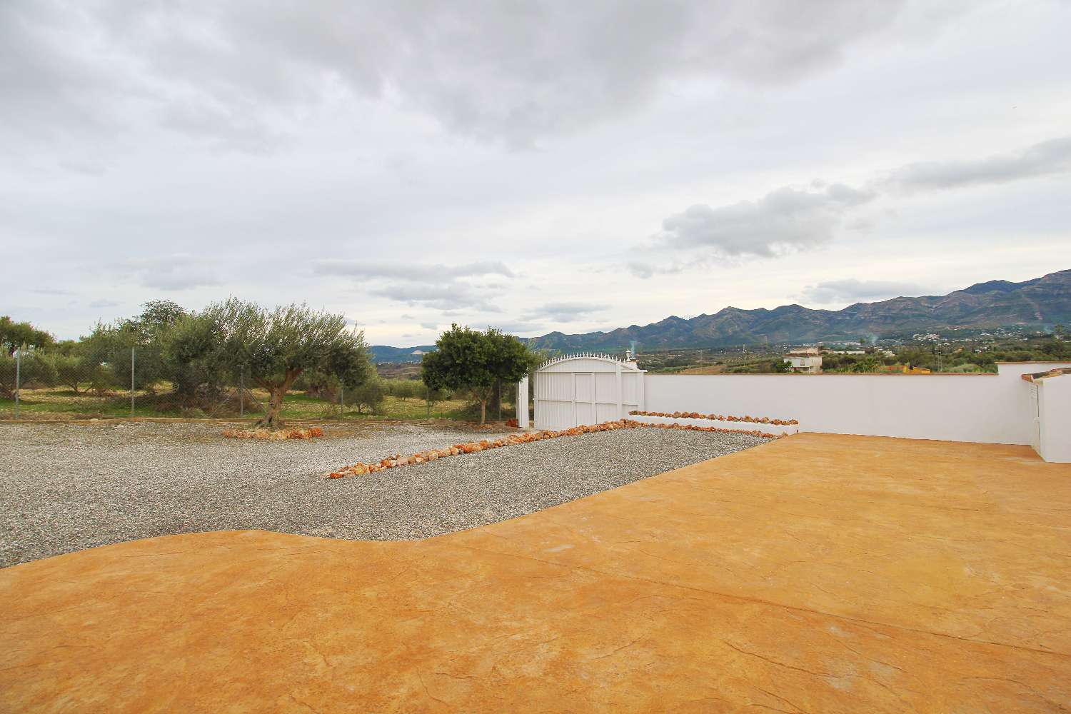 Moderne Doppelhaushälfte mit großem Grundstück und spektakulärer Aussicht zu vermieten