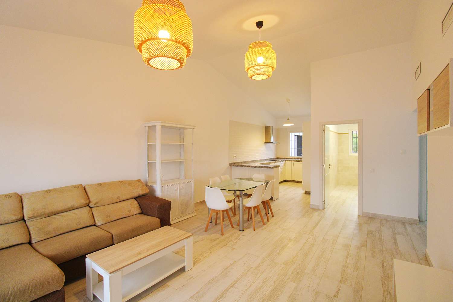 Moderne Doppelhaushälfte mit großem Grundstück und spektakulärer Aussicht zu vermieten