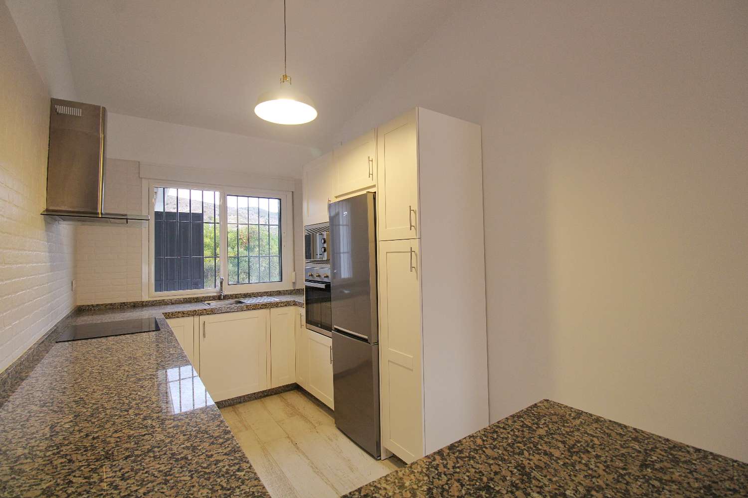 Moderne Doppelhaushälfte mit großem Grundstück und spektakulärer Aussicht zu vermieten