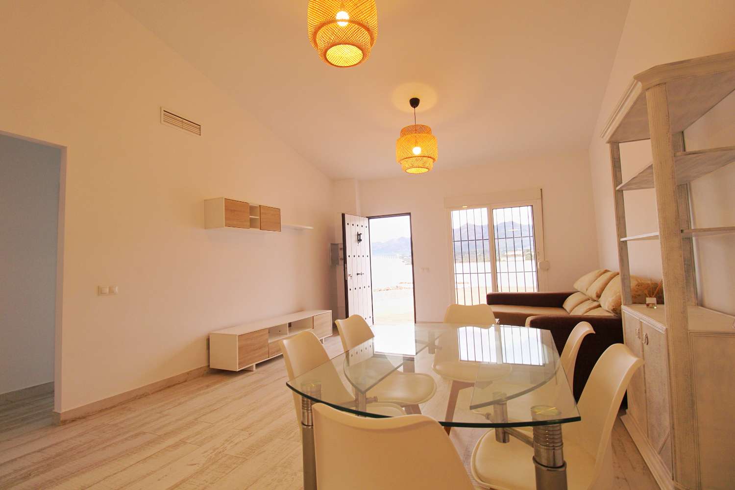 Moderne Doppelhaushälfte mit großem Grundstück und spektakulärer Aussicht zu vermieten