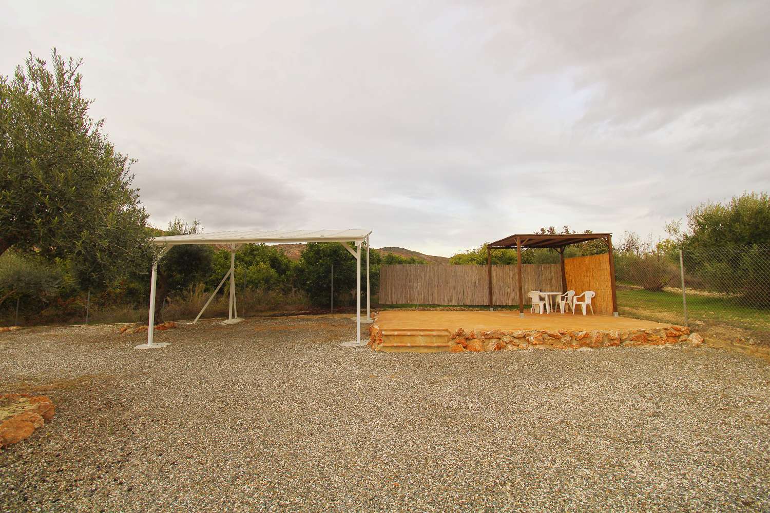 Moderne Doppelhaushälfte mit großem Grundstück und spektakulärer Aussicht zu vermieten