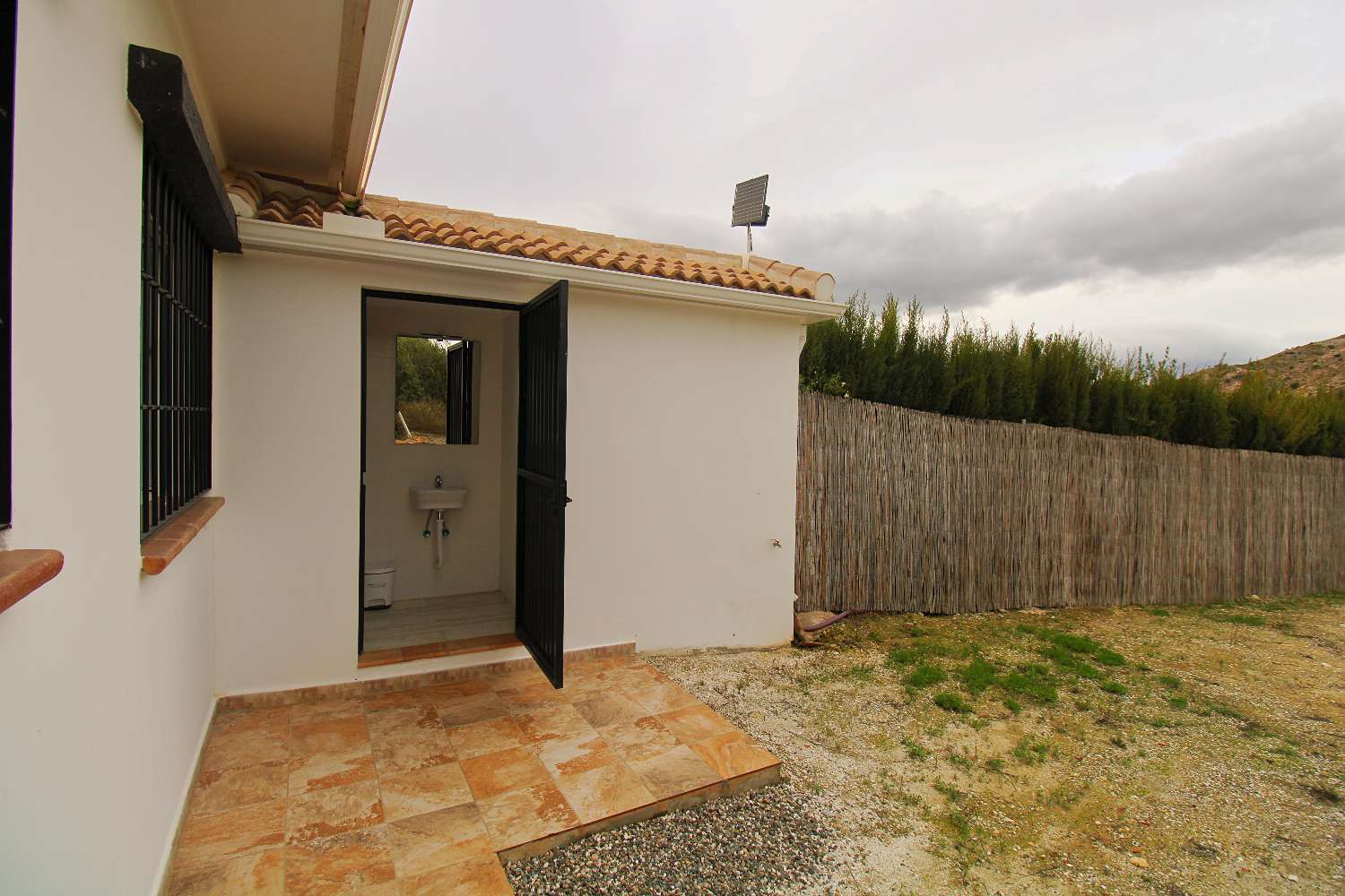 Moderne Doppelhaushälfte mit großem Grundstück und spektakulärer Aussicht zu vermieten