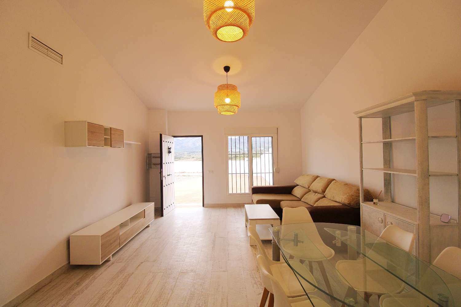 Moderne Doppelhaushälfte mit großem Grundstück und spektakulärer Aussicht zu vermieten