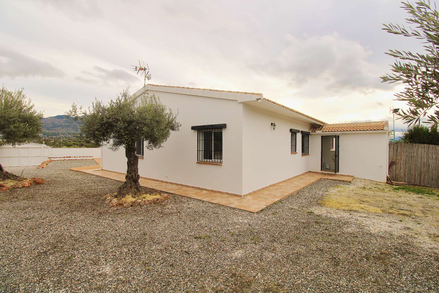 Moderne Doppelhaushälfte mit großem Grundstück und spektakulärer Aussicht zu vermieten