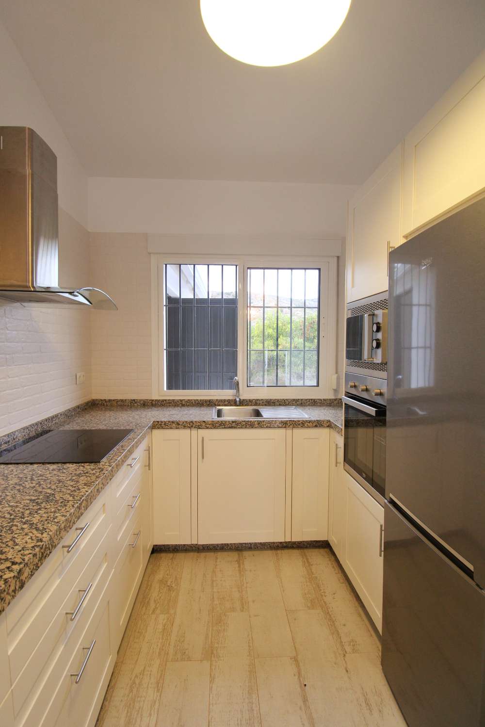 Moderne Doppelhaushälfte mit großem Grundstück und spektakulärer Aussicht zu vermieten