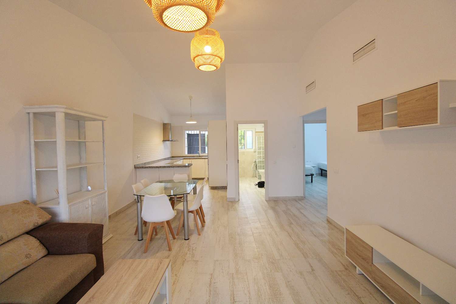 Moderne Doppelhaushälfte mit großem Grundstück und spektakulärer Aussicht zu vermieten